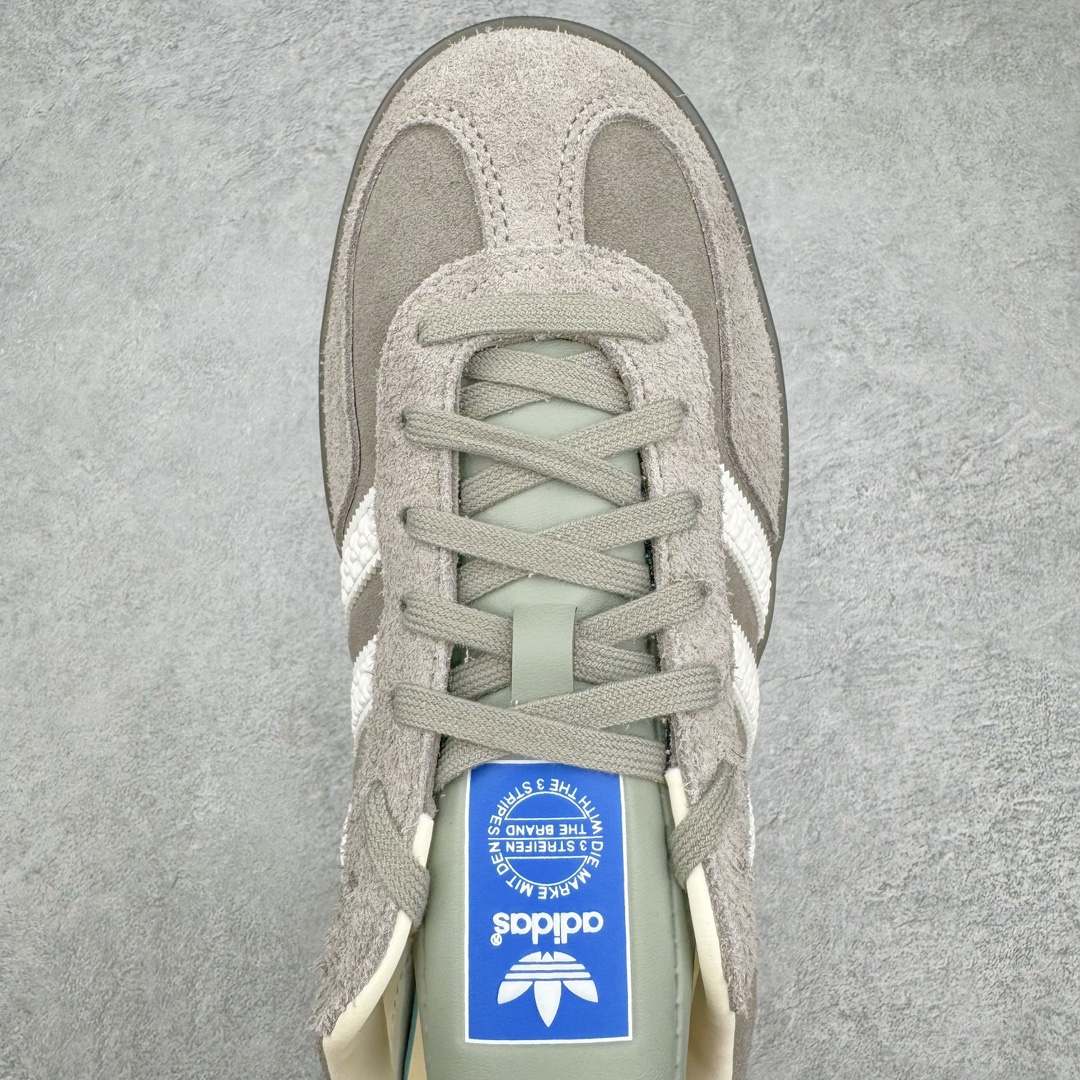 图片[4]-＃M纯原 AD Original Gazelle Indoor Trainers 瞪羚室内鞋系列低帮复古百搭休闲运动德训风板鞋 灰白 IF1807 独家前帮工艺加持 全套原纸板楦头开发 每道工序同步公司流程 确保原汁原味 完美呈现原鞋版型 原厂高频磨具加持 精准内部资源对接 Logo字体百分百还原 原厂特供纳米纤维板 区别市面劣质纸板中底 原厂海玻璃鞋垫 中置乳胶足弓支撑垫 正确3/2横条宽版背胶 一比一鞋头弧度高度鞋身弧度 烫金亮度高频深浅同步原鞋 独家私模最大47.5 半透明橡胶大底 原厂定制长毛翻毛皮组合环保纤维革鞋面 原厂港宝加持定型后跟R度完美 原厂高频磨具加持 Logo字体 凹凸明显 轮廓分明 描漆定位精准 三道杠为尖角45°锯齿状 高频立体感很强 区别圆形锯齿 已最大程度还原公司 欢迎对比 将复古进行到底 简约流畅 三十年不变经典 这款Gazelle运动鞋 无论面料、配色、质感或设计 都只在重现其1991年原款的经典 皮革鞋面 撞色三条纹和鞋跟标的设计 力求呈现90年代的经典复古风潮 Samba火热的同时 也带动了其它的复古鞋型 Gazelle便是其中一只 Gazelle Indoor拥有包边更宽的T字型鞋头 更好的保护运动员的前掌 浓浓的复古氛围感 非常适合现在流行的Cleanfit风格 尺码：35.5 36 36.5 37 38 38.5 39 40 40.5 41 42 42.5 43 44 44.5 45 46 47.5-选品中心