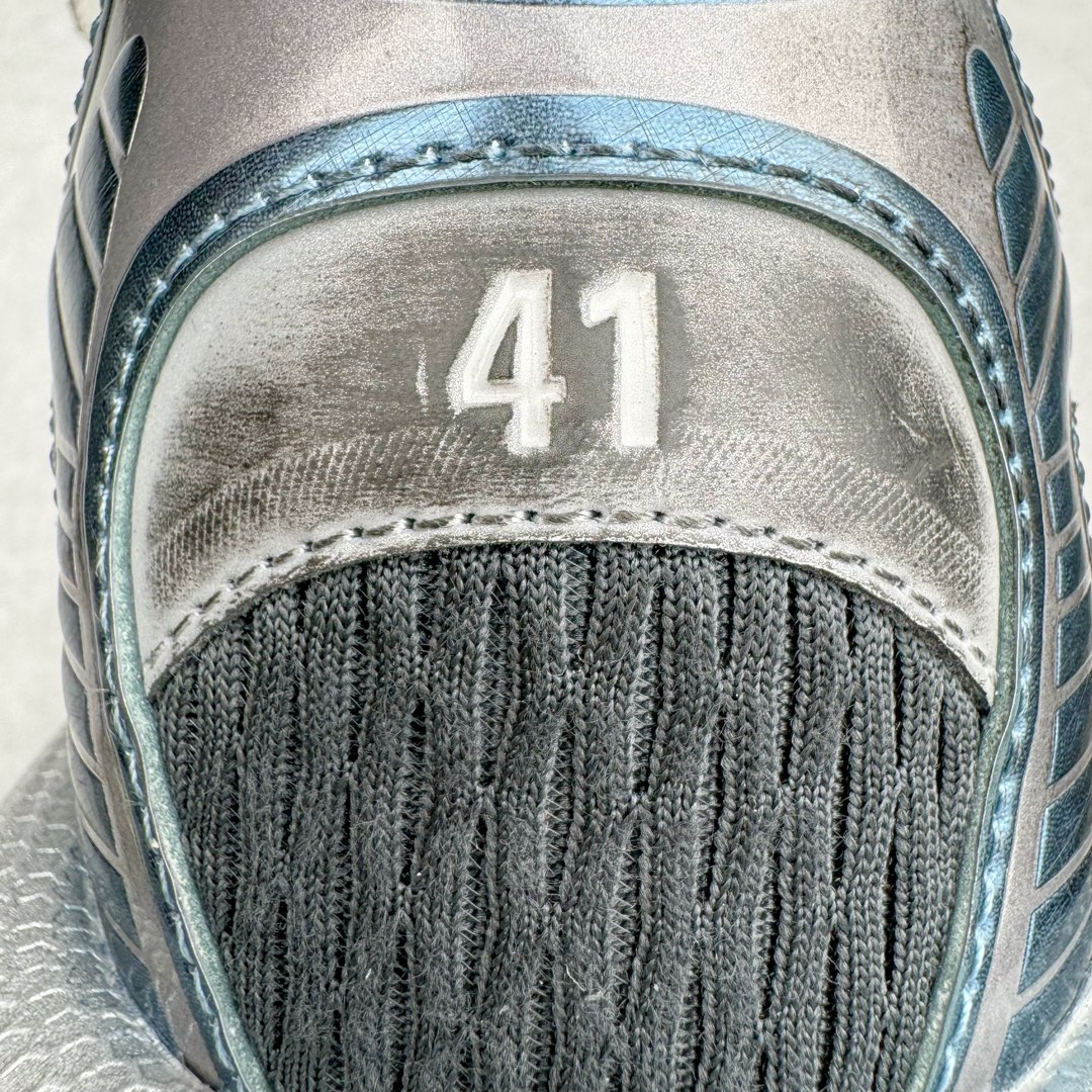 图片[10]-＃OG纯原 BALENCIAGA 3XL Sneakers 巴黎世家十代网布系带低帮走秀复古老爹鞋 黑色闪钻 全套原纸板楦头开发 最原汁原味的灵魂版型 全鞋荧光划线卡点 胶水把控整洁度追求极致完美 每一双都是工艺品 多重QC质检 超越公司货的品控标准 实实在在的免检产品 原盒原配 正确字体电绣 粗细、位置、大小正确 侧边TPU 透气孔匹配意产原版 正确分离大底 TPU软底 原版一致大底LOGO 立体感十足 原厂皮料水洗做旧 采购原厂网纱 不含皮革 网布材料和聚氨酯 磨损效果 鞋头边缘和后帮 Balenciaga 徽标 鞋面和后跟凸印尺码 鞋舌 3XL 橡胶品牌标识和反光细节 鞋帮拉袢和鞋舌拉祥 配反光细节 备用鞋带在鞋履前侧 可在穿着前取下 便于不同造型搭配 正常尺码 尺码：35 36 37 38 39 40 41 42 43 44 45 46-选品中心