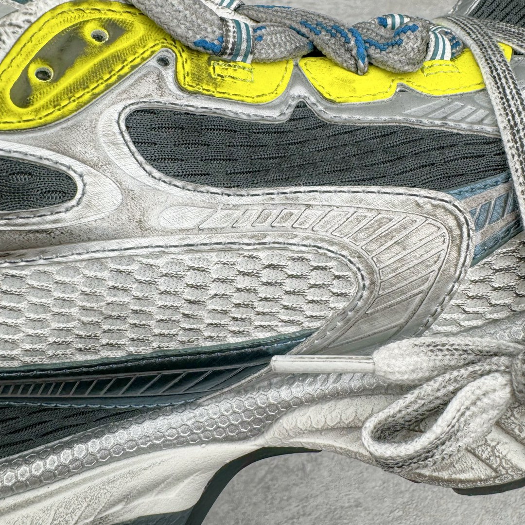 图片[11]-＃OG纯原 BALENCIAGA 3XL Sneakers 巴黎世家十代网布系带低帮走秀复古老爹鞋 黑色闪钻 全套原纸板楦头开发 最原汁原味的灵魂版型 全鞋荧光划线卡点 胶水把控整洁度追求极致完美 每一双都是工艺品 多重QC质检 超越公司货的品控标准 实实在在的免检产品 原盒原配 正确字体电绣 粗细、位置、大小正确 侧边TPU 透气孔匹配意产原版 正确分离大底 TPU软底 原版一致大底LOGO 立体感十足 原厂皮料水洗做旧 采购原厂网纱 不含皮革 网布材料和聚氨酯 磨损效果 鞋头边缘和后帮 Balenciaga 徽标 鞋面和后跟凸印尺码 鞋舌 3XL 橡胶品牌标识和反光细节 鞋帮拉袢和鞋舌拉祥 配反光细节 备用鞋带在鞋履前侧 可在穿着前取下 便于不同造型搭配 正常尺码 尺码：35 36 37 38 39 40 41 42 43 44 45 46-选品中心