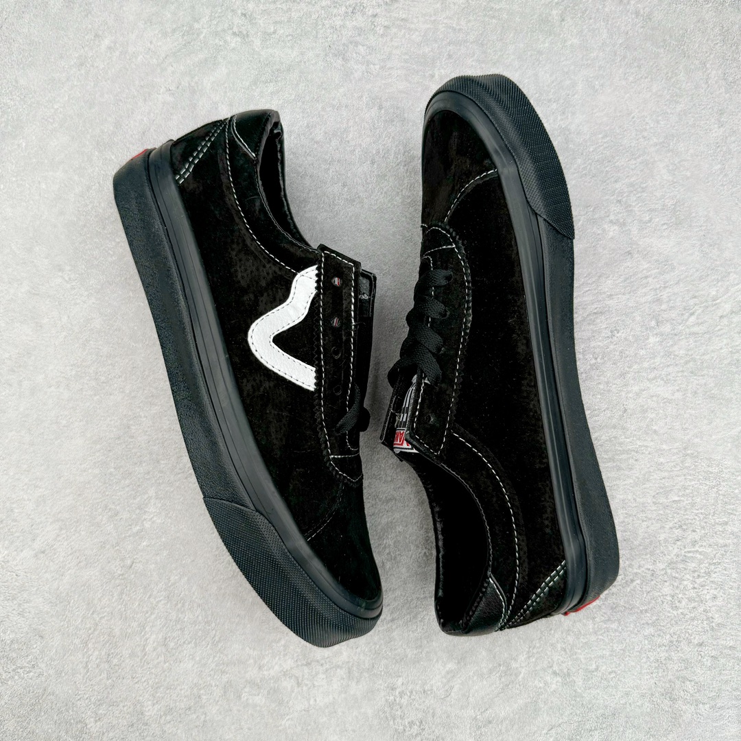 图片[3]-Vans Epoch Sport Style 37 高阶支线 T字头黑武士 全麂皮经典复古低帮滑板鞋 该支线继承了Vault OG与安纳海姆复古的气质。鞋身以高档麂皮打造，小巧的T字鞋头拼接设计。搭配梭织唛“OFF THE WALL”鞋舌标也让它显得与众不同 同时米白大底包边和FLYING-V 字侧边条 使经典的复古风格让人眼前一亮。 货号：VN0A4BU6BKA 尺码：35 36 36.5 37 38 38.5 39 40 40.5 41 42 42.5 43 44-选品中心