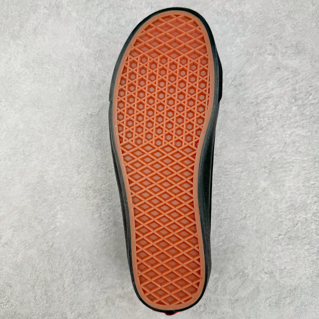 图片[9]-Vans Epoch Sport Style 37 高阶支线 T字头黑武士 全麂皮经典复古低帮滑板鞋 该支线继承了Vault OG与安纳海姆复古的气质。鞋身以高档麂皮打造，小巧的T字鞋头拼接设计。搭配梭织唛“OFF THE WALL”鞋舌标也让它显得与众不同 同时米白大底包边和FLYING-V 字侧边条 使经典的复古风格让人眼前一亮。 货号：VN0A4BU6BKA 尺码：35 36 36.5 37 38 38.5 39 40 40.5 41 42 42.5 43 44-选品中心