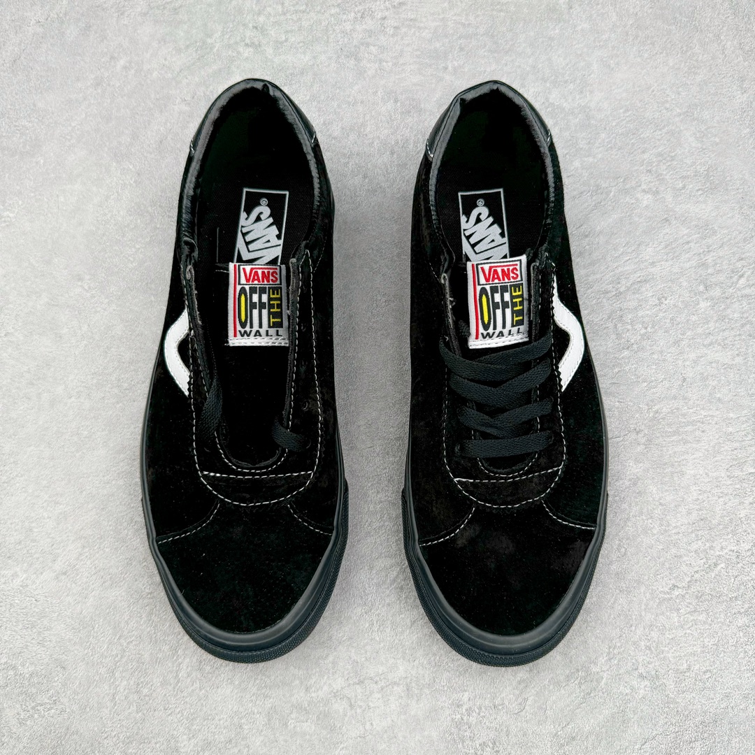 图片[2]-Vans Epoch Sport Style 37 高阶支线 T字头黑武士 全麂皮经典复古低帮滑板鞋 该支线继承了Vault OG与安纳海姆复古的气质。鞋身以高档麂皮打造，小巧的T字鞋头拼接设计。搭配梭织唛“OFF THE WALL”鞋舌标也让它显得与众不同 同时米白大底包边和FLYING-V 字侧边条 使经典的复古风格让人眼前一亮。 货号：VN0A4BU6BKA 尺码：35 36 36.5 37 38 38.5 39 40 40.5 41 42 42.5 43 44-选品中心