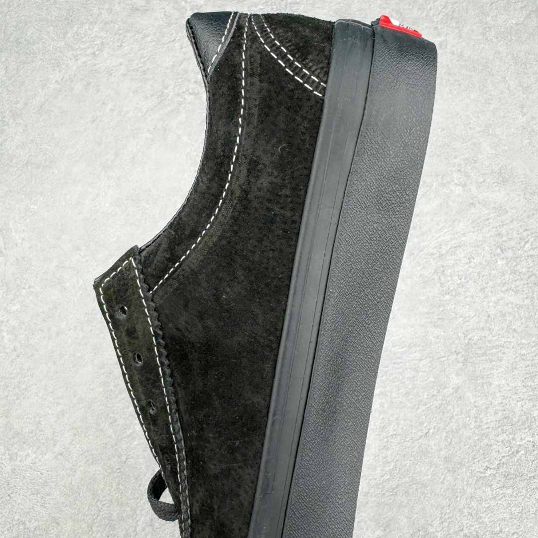 图片[7]-Vans Epoch Sport Style 37 高阶支线 T字头黑武士 全麂皮经典复古低帮滑板鞋 该支线继承了Vault OG与安纳海姆复古的气质。鞋身以高档麂皮打造，小巧的T字鞋头拼接设计。搭配梭织唛“OFF THE WALL”鞋舌标也让它显得与众不同 同时米白大底包边和FLYING-V 字侧边条 使经典的复古风格让人眼前一亮。 货号：VN0A4BU6BKA 尺码：35 36 36.5 37 38 38.5 39 40 40.5 41 42 42.5 43 44-选品中心