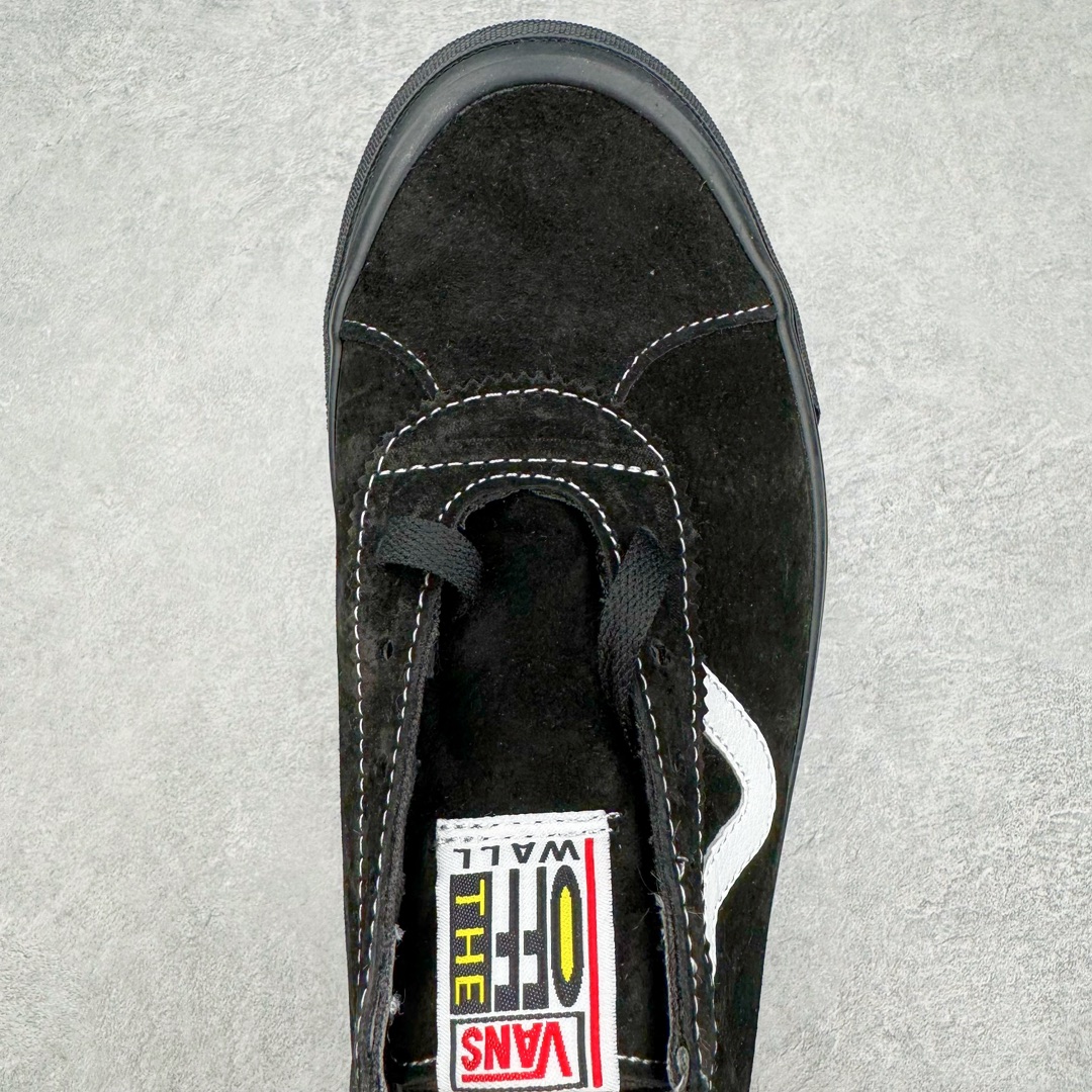 图片[4]-Vans Epoch Sport Style 37 高阶支线 T字头黑武士 全麂皮经典复古低帮滑板鞋 该支线继承了Vault OG与安纳海姆复古的气质。鞋身以高档麂皮打造，小巧的T字鞋头拼接设计。搭配梭织唛“OFF THE WALL”鞋舌标也让它显得与众不同 同时米白大底包边和FLYING-V 字侧边条 使经典的复古风格让人眼前一亮。 货号：VN0A4BU6BKA 尺码：35 36 36.5 37 38 38.5 39 40 40.5 41 42 42.5 43 44-选品中心