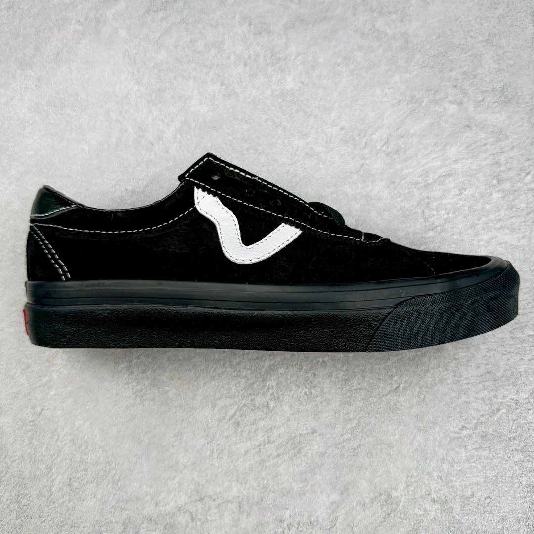 Vans Epoch Sport Style 37 高阶支线 T字头黑武士 全麂皮经典复古低帮滑板鞋 该支线继承了Vault OG与安纳海姆复古的气质。鞋身以高档麂皮打造，小巧的T字鞋头拼接设计。搭配梭织唛“OFF THE WALL”鞋舌标也让它显得与众不同 同时米白大底包边和FLYING-V 字侧边条 使经典的复古风格让人眼前一亮。 货号：VN0A4BU6BKA 尺码：35 36 36.5 37 38 38.5 39 40 40.5 41 42 42.5 43 44-选品中心