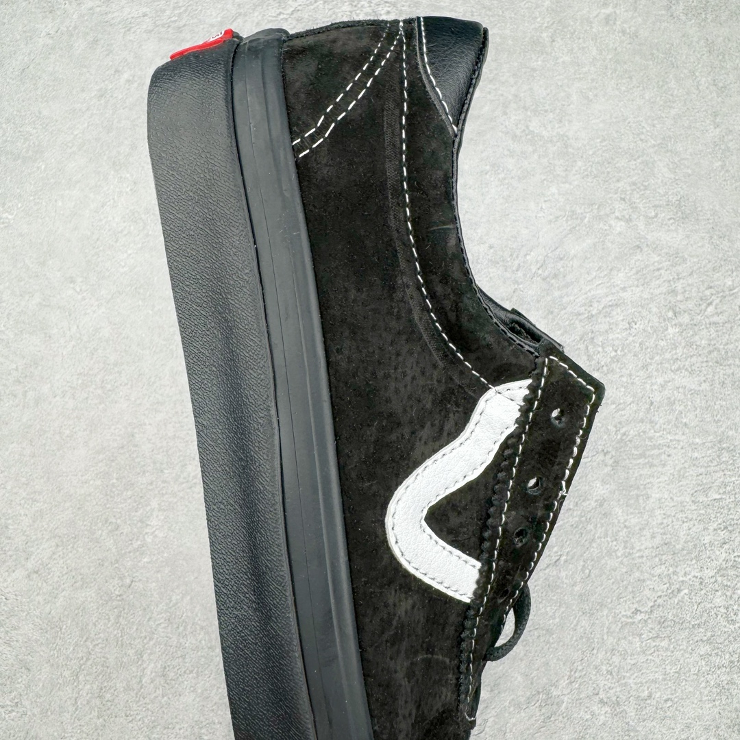 图片[6]-Vans Epoch Sport Style 37 高阶支线 T字头黑武士 全麂皮经典复古低帮滑板鞋 该支线继承了Vault OG与安纳海姆复古的气质。鞋身以高档麂皮打造，小巧的T字鞋头拼接设计。搭配梭织唛“OFF THE WALL”鞋舌标也让它显得与众不同 同时米白大底包边和FLYING-V 字侧边条 使经典的复古风格让人眼前一亮。 货号：VN0A4BU6BKA 尺码：35 36 36.5 37 38 38.5 39 40 40.5 41 42 42.5 43 44-选品中心