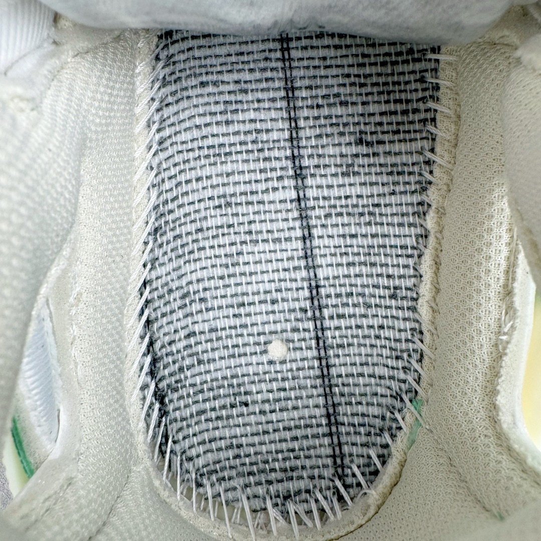 图片[10]-＃VG零售版 BALENCIAGA Track 2.0 巴黎世家复古老爹鞋 全套原纸板楦头开发 最原汁原味的灵魂版型 全鞋荧光划线卡点 胶水把控整洁度追求极致完美 每一双都是工艺品 多重QC质检 超越公司货的品控标准 实实在在的免检产品 原盒原配 正确字体电绣 粗细、位置、大小正确 侧边TPU 透气孔匹配意产原版 正确气垫分离大底 TPU软底 原版一致大底LOGO 立体感十足 原厂皮料水洗做旧 采购原厂网纱 该款鞋采用网眼布和尼龙制成 不含皮革 鞋舌饰有Track.2橡胶品牌标识 外侧饰有橡胶品牌标识 泡沫后帮压印品牌标识 外底正面压印BB标识 由176块饰片拼接而成的铰接式鞋面 侧面配金属质感网眼布 内面配有额外金属光泽饰件 包含1副鞋带和1副备用鞋带 后帮配有拉环鞋提 动态鞋底设计 为双脚带来后续的助力 正常尺码 尺码：35 36 37 38 39 40 41 42 43 44 45 46-选品中心