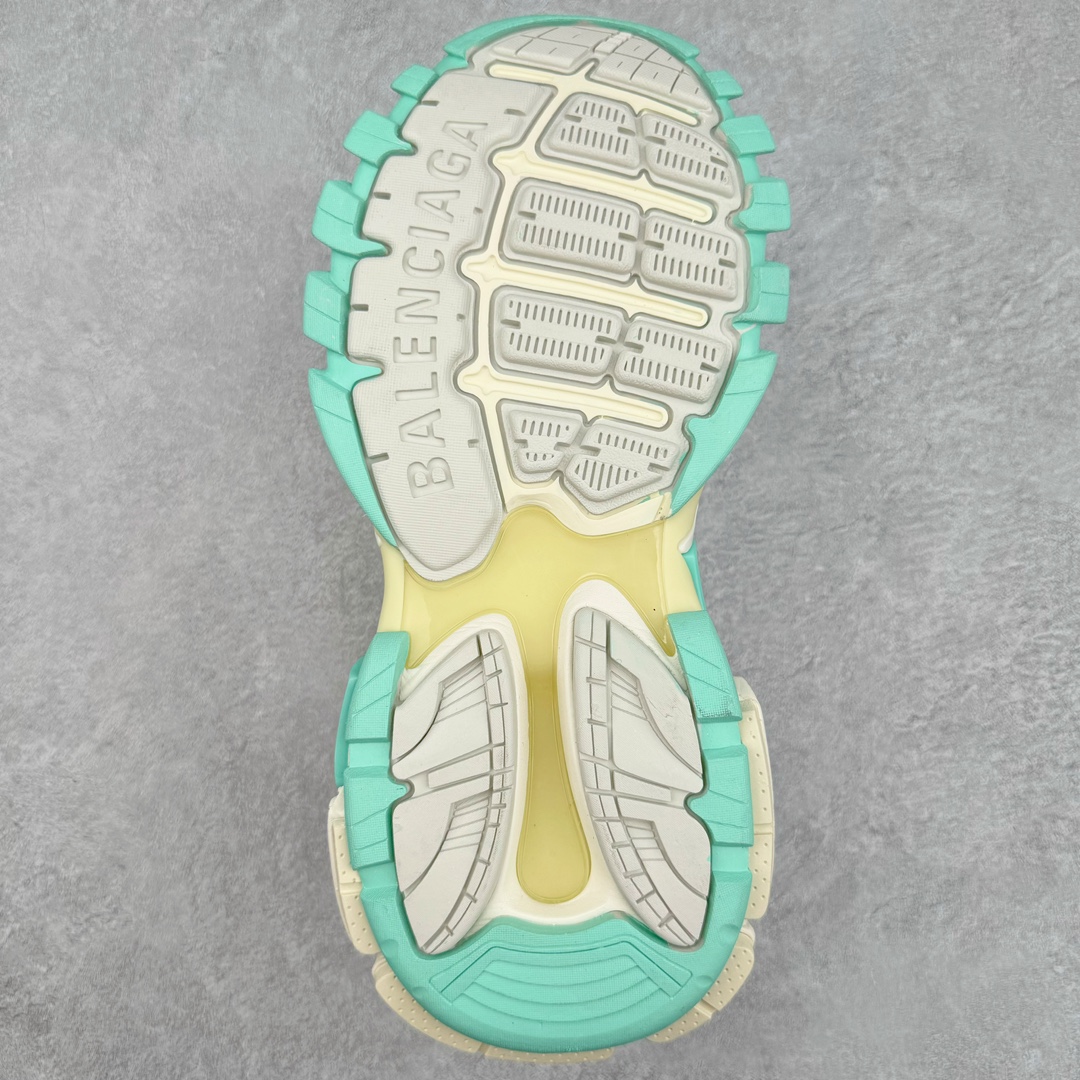 图片[9]-＃VG零售版 BALENCIAGA Track 2.0 巴黎世家复古老爹鞋 全套原纸板楦头开发 最原汁原味的灵魂版型 全鞋荧光划线卡点 胶水把控整洁度追求极致完美 每一双都是工艺品 多重QC质检 超越公司货的品控标准 实实在在的免检产品 原盒原配 正确字体电绣 粗细、位置、大小正确 侧边TPU 透气孔匹配意产原版 正确气垫分离大底 TPU软底 原版一致大底LOGO 立体感十足 原厂皮料水洗做旧 采购原厂网纱 该款鞋采用网眼布和尼龙制成 不含皮革 鞋舌饰有Track.2橡胶品牌标识 外侧饰有橡胶品牌标识 泡沫后帮压印品牌标识 外底正面压印BB标识 由176块饰片拼接而成的铰接式鞋面 侧面配金属质感网眼布 内面配有额外金属光泽饰件 包含1副鞋带和1副备用鞋带 后帮配有拉环鞋提 动态鞋底设计 为双脚带来后续的助力 正常尺码 尺码：35 36 37 38 39 40 41 42 43 44 45 46-选品中心