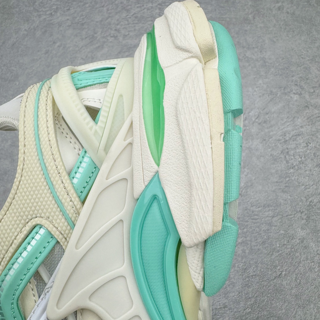 图片[14]-＃VG零售版 BALENCIAGA Track 2.0 巴黎世家复古老爹鞋 全套原纸板楦头开发 最原汁原味的灵魂版型 全鞋荧光划线卡点 胶水把控整洁度追求极致完美 每一双都是工艺品 多重QC质检 超越公司货的品控标准 实实在在的免检产品 原盒原配 正确字体电绣 粗细、位置、大小正确 侧边TPU 透气孔匹配意产原版 正确气垫分离大底 TPU软底 原版一致大底LOGO 立体感十足 原厂皮料水洗做旧 采购原厂网纱 该款鞋采用网眼布和尼龙制成 不含皮革 鞋舌饰有Track.2橡胶品牌标识 外侧饰有橡胶品牌标识 泡沫后帮压印品牌标识 外底正面压印BB标识 由176块饰片拼接而成的铰接式鞋面 侧面配金属质感网眼布 内面配有额外金属光泽饰件 包含1副鞋带和1副备用鞋带 后帮配有拉环鞋提 动态鞋底设计 为双脚带来后续的助力 正常尺码 尺码：35 36 37 38 39 40 41 42 43 44 45 46-选品中心