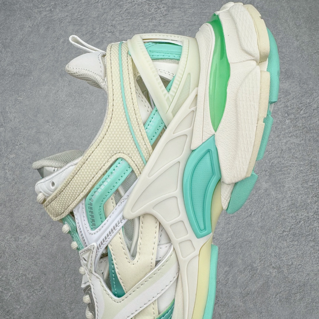 图片[7]-＃VG零售版 BALENCIAGA Track 2.0 巴黎世家复古老爹鞋 全套原纸板楦头开发 最原汁原味的灵魂版型 全鞋荧光划线卡点 胶水把控整洁度追求极致完美 每一双都是工艺品 多重QC质检 超越公司货的品控标准 实实在在的免检产品 原盒原配 正确字体电绣 粗细、位置、大小正确 侧边TPU 透气孔匹配意产原版 正确气垫分离大底 TPU软底 原版一致大底LOGO 立体感十足 原厂皮料水洗做旧 采购原厂网纱 该款鞋采用网眼布和尼龙制成 不含皮革 鞋舌饰有Track.2橡胶品牌标识 外侧饰有橡胶品牌标识 泡沫后帮压印品牌标识 外底正面压印BB标识 由176块饰片拼接而成的铰接式鞋面 侧面配金属质感网眼布 内面配有额外金属光泽饰件 包含1副鞋带和1副备用鞋带 后帮配有拉环鞋提 动态鞋底设计 为双脚带来后续的助力 正常尺码 尺码：35 36 37 38 39 40 41 42 43 44 45 46-选品中心