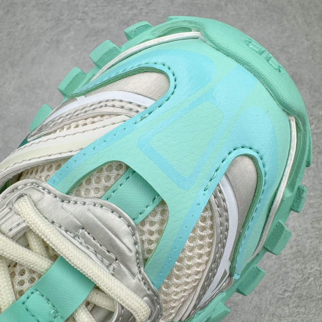 图片[17]-＃VG零售版 BALENCIAGA Track 2.0 巴黎世家复古老爹鞋 全套原纸板楦头开发 最原汁原味的灵魂版型 全鞋荧光划线卡点 胶水把控整洁度追求极致完美 每一双都是工艺品 多重QC质检 超越公司货的品控标准 实实在在的免检产品 原盒原配 正确字体电绣 粗细、位置、大小正确 侧边TPU 透气孔匹配意产原版 正确气垫分离大底 TPU软底 原版一致大底LOGO 立体感十足 原厂皮料水洗做旧 采购原厂网纱 该款鞋采用网眼布和尼龙制成 不含皮革 鞋舌饰有Track.2橡胶品牌标识 外侧饰有橡胶品牌标识 泡沫后帮压印品牌标识 外底正面压印BB标识 由176块饰片拼接而成的铰接式鞋面 侧面配金属质感网眼布 内面配有额外金属光泽饰件 包含1副鞋带和1副备用鞋带 后帮配有拉环鞋提 动态鞋底设计 为双脚带来后续的助力 正常尺码 尺码：35 36 37 38 39 40 41 42 43 44 45 46-选品中心