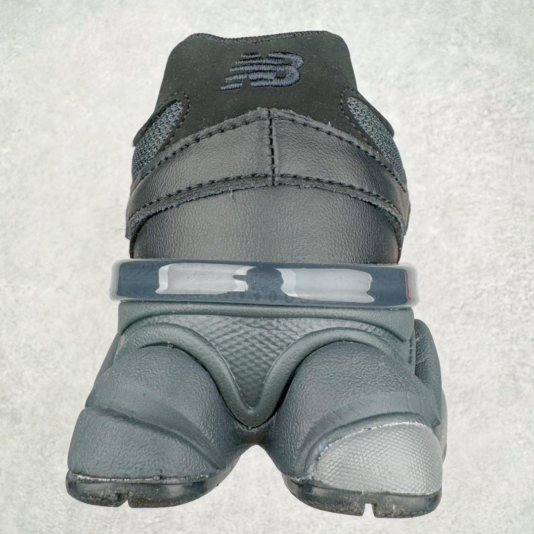 图片[8]-New Balance NB9060 复古运动鞋 新百伦又带来了新鞋型 并且是与芝加哥街头品牌 Joe Freshgoods 的联名款 鞋身主体采用了类似 990 系列的设计风格 与传统复古慢跑鞋区别不大 最大的变化就是鞋底部分 在传统设计的中底外层 增加了多个分区的模块 圆润的线条设计与我们熟悉的 New Balance 风格截然不同 但与同样充满弧形线条的鞋面搭配 看起来毫无违和感 尺码：36-45-选品中心