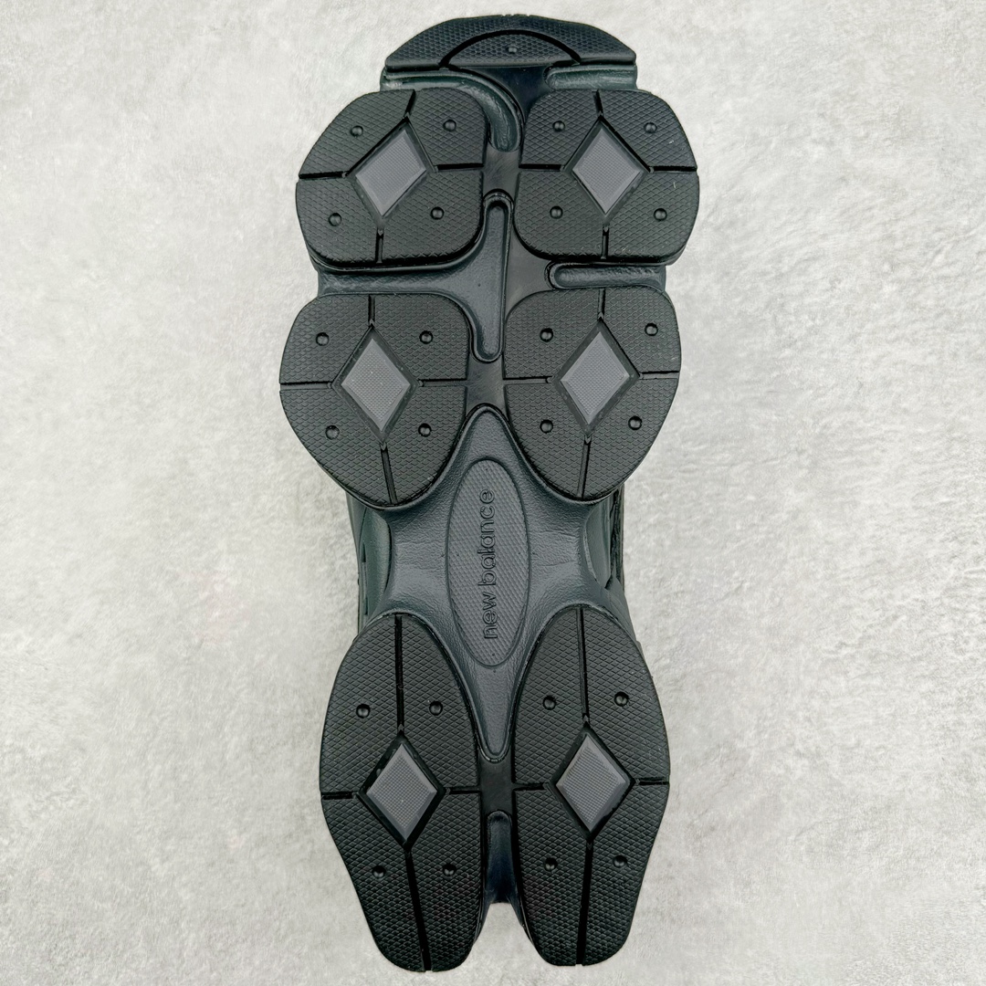 图片[9]-New Balance NB9060 复古运动鞋 新百伦又带来了新鞋型 并且是与芝加哥街头品牌 Joe Freshgoods 的联名款 鞋身主体采用了类似 990 系列的设计风格 与传统复古慢跑鞋区别不大 最大的变化就是鞋底部分 在传统设计的中底外层 增加了多个分区的模块 圆润的线条设计与我们熟悉的 New Balance 风格截然不同 但与同样充满弧形线条的鞋面搭配 看起来毫无违和感 尺码：36-45-选品中心