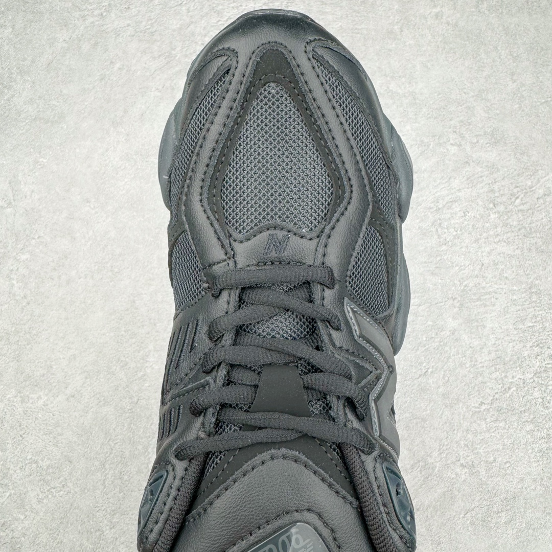 图片[4]-New Balance NB9060 复古运动鞋 新百伦又带来了新鞋型 并且是与芝加哥街头品牌 Joe Freshgoods 的联名款 鞋身主体采用了类似 990 系列的设计风格 与传统复古慢跑鞋区别不大 最大的变化就是鞋底部分 在传统设计的中底外层 增加了多个分区的模块 圆润的线条设计与我们熟悉的 New Balance 风格截然不同 但与同样充满弧形线条的鞋面搭配 看起来毫无违和感 尺码：36-45-选品中心