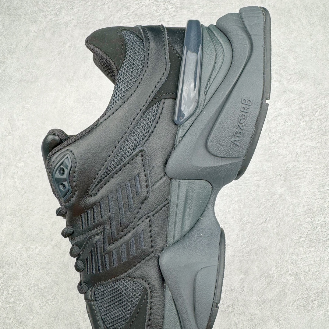 图片[7]-New Balance NB9060 复古运动鞋 新百伦又带来了新鞋型 并且是与芝加哥街头品牌 Joe Freshgoods 的联名款 鞋身主体采用了类似 990 系列的设计风格 与传统复古慢跑鞋区别不大 最大的变化就是鞋底部分 在传统设计的中底外层 增加了多个分区的模块 圆润的线条设计与我们熟悉的 New Balance 风格截然不同 但与同样充满弧形线条的鞋面搭配 看起来毫无违和感 尺码：36-45-选品中心