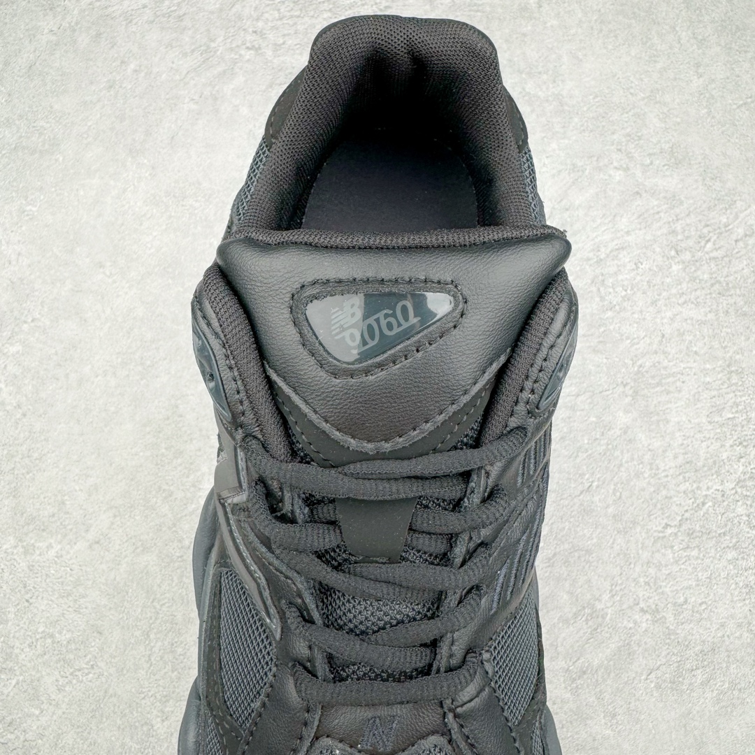 图片[5]-New Balance NB9060 复古运动鞋 新百伦又带来了新鞋型 并且是与芝加哥街头品牌 Joe Freshgoods 的联名款 鞋身主体采用了类似 990 系列的设计风格 与传统复古慢跑鞋区别不大 最大的变化就是鞋底部分 在传统设计的中底外层 增加了多个分区的模块 圆润的线条设计与我们熟悉的 New Balance 风格截然不同 但与同样充满弧形线条的鞋面搭配 看起来毫无违和感 尺码：36-45-选品中心