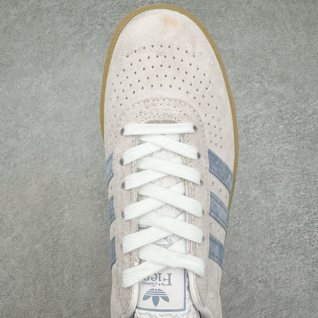 图片[4]-KITH x Clarks x AD Originals 8th Street Samba 三方联名桑巴舞街头系列低帮德训风百搭复古松糕休闲运动厚底板鞋 白红绿生胶底 IE4035 结合 Wallabee 大底的全新 Samba 鞋款登场 KITH 创办人兼首席执行长 Ronnie Fieg 与 AD这对人气合作阵容再度重聚 不仅如此 今番更加入近年表现优秀的鞋履品牌 Clarks Originals 展开三方联名 透过热门项目互相碰撞将彼此的 DNA 协调融入 带来名为「8th Street Samba」的全新迭代 一次亮相橄榄绿、焦糖棕色、白底绿线条三种配色 尺码：36 36⅔ 37⅓ 38 38⅔ 39⅓ 40 40⅔ 41⅓ 42 42⅔ 43⅓ 44 45-选品中心