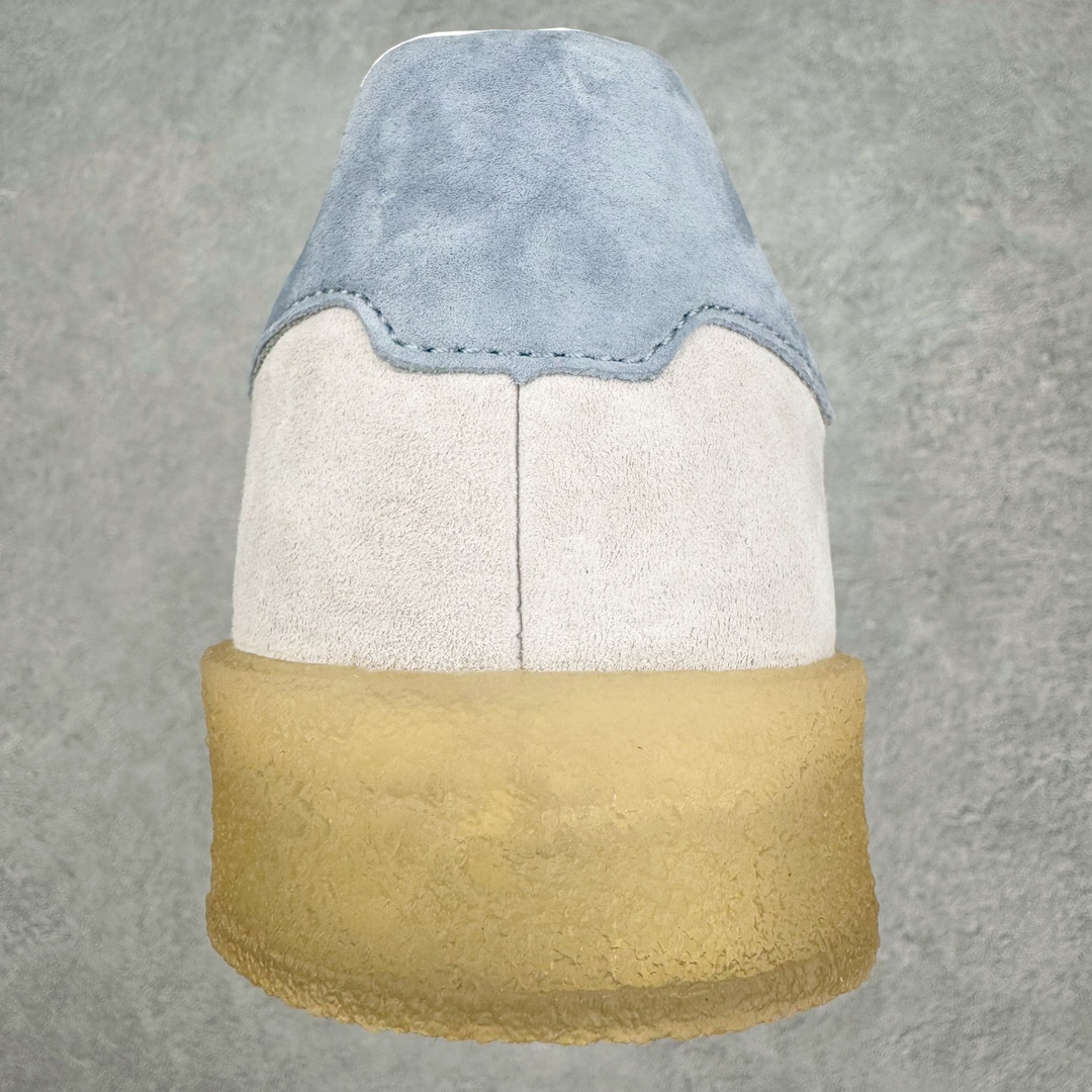 图片[8]-KITH x Clarks x AD Originals 8th Street Samba 三方联名桑巴舞街头系列低帮德训风百搭复古松糕休闲运动厚底板鞋 白红绿生胶底 IE4035 结合 Wallabee 大底的全新 Samba 鞋款登场 KITH 创办人兼首席执行长 Ronnie Fieg 与 AD这对人气合作阵容再度重聚 不仅如此 今番更加入近年表现优秀的鞋履品牌 Clarks Originals 展开三方联名 透过热门项目互相碰撞将彼此的 DNA 协调融入 带来名为「8th Street Samba」的全新迭代 一次亮相橄榄绿、焦糖棕色、白底绿线条三种配色 尺码：36 36⅔ 37⅓ 38 38⅔ 39⅓ 40 40⅔ 41⅓ 42 42⅔ 43⅓ 44 45-选品中心