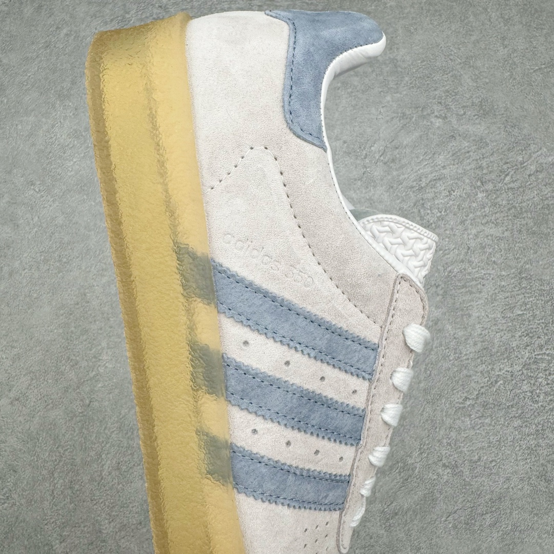 图片[6]-KITH x Clarks x AD Originals 8th Street Samba 三方联名桑巴舞街头系列低帮德训风百搭复古松糕休闲运动厚底板鞋 白红绿生胶底 IE4035 结合 Wallabee 大底的全新 Samba 鞋款登场 KITH 创办人兼首席执行长 Ronnie Fieg 与 AD这对人气合作阵容再度重聚 不仅如此 今番更加入近年表现优秀的鞋履品牌 Clarks Originals 展开三方联名 透过热门项目互相碰撞将彼此的 DNA 协调融入 带来名为「8th Street Samba」的全新迭代 一次亮相橄榄绿、焦糖棕色、白底绿线条三种配色 尺码：36 36⅔ 37⅓ 38 38⅔ 39⅓ 40 40⅔ 41⅓ 42 42⅔ 43⅓ 44 45-选品中心