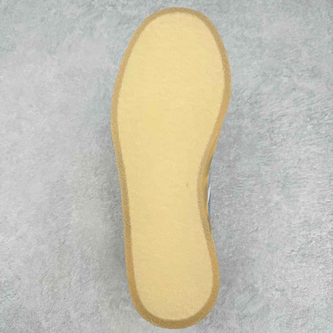 图片[9]-KITH x Clarks x AD Originals 8th Street Samba 三方联名桑巴舞街头系列低帮德训风百搭复古松糕休闲运动厚底板鞋 白红绿生胶底 IE4035 结合 Wallabee 大底的全新 Samba 鞋款登场 KITH 创办人兼首席执行长 Ronnie Fieg 与 AD这对人气合作阵容再度重聚 不仅如此 今番更加入近年表现优秀的鞋履品牌 Clarks Originals 展开三方联名 透过热门项目互相碰撞将彼此的 DNA 协调融入 带来名为「8th Street Samba」的全新迭代 一次亮相橄榄绿、焦糖棕色、白底绿线条三种配色 尺码：36 36⅔ 37⅓ 38 38⅔ 39⅓ 40 40⅔ 41⅓ 42 42⅔ 43⅓ 44 45-选品中心