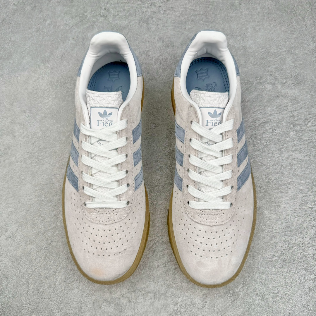 图片[2]-KITH x Clarks x AD Originals 8th Street Samba 三方联名桑巴舞街头系列低帮德训风百搭复古松糕休闲运动厚底板鞋 白红绿生胶底 IE4035 结合 Wallabee 大底的全新 Samba 鞋款登场 KITH 创办人兼首席执行长 Ronnie Fieg 与 AD这对人气合作阵容再度重聚 不仅如此 今番更加入近年表现优秀的鞋履品牌 Clarks Originals 展开三方联名 透过热门项目互相碰撞将彼此的 DNA 协调融入 带来名为「8th Street Samba」的全新迭代 一次亮相橄榄绿、焦糖棕色、白底绿线条三种配色 尺码：36 36⅔ 37⅓ 38 38⅔ 39⅓ 40 40⅔ 41⅓ 42 42⅔ 43⅓ 44 45-选品中心