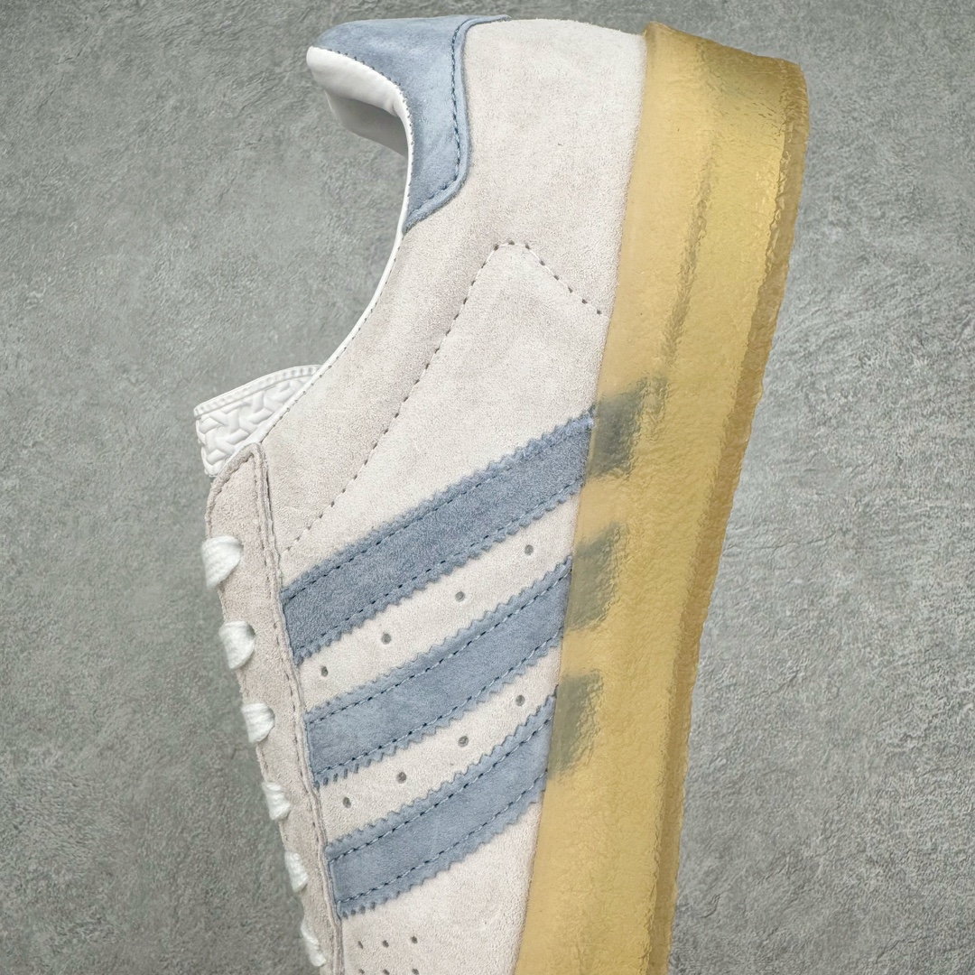 图片[7]-KITH x Clarks x AD Originals 8th Street Samba 三方联名桑巴舞街头系列低帮德训风百搭复古松糕休闲运动厚底板鞋 白红绿生胶底 IE4035 结合 Wallabee 大底的全新 Samba 鞋款登场 KITH 创办人兼首席执行长 Ronnie Fieg 与 AD这对人气合作阵容再度重聚 不仅如此 今番更加入近年表现优秀的鞋履品牌 Clarks Originals 展开三方联名 透过热门项目互相碰撞将彼此的 DNA 协调融入 带来名为「8th Street Samba」的全新迭代 一次亮相橄榄绿、焦糖棕色、白底绿线条三种配色 尺码：36 36⅔ 37⅓ 38 38⅔ 39⅓ 40 40⅔ 41⅓ 42 42⅔ 43⅓ 44 45-选品中心