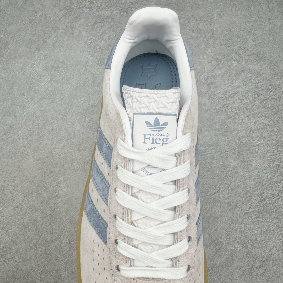 图片[5]-KITH x Clarks x AD Originals 8th Street Samba 三方联名桑巴舞街头系列低帮德训风百搭复古松糕休闲运动厚底板鞋 白红绿生胶底 IE4035 结合 Wallabee 大底的全新 Samba 鞋款登场 KITH 创办人兼首席执行长 Ronnie Fieg 与 AD这对人气合作阵容再度重聚 不仅如此 今番更加入近年表现优秀的鞋履品牌 Clarks Originals 展开三方联名 透过热门项目互相碰撞将彼此的 DNA 协调融入 带来名为「8th Street Samba」的全新迭代 一次亮相橄榄绿、焦糖棕色、白底绿线条三种配色 尺码：36 36⅔ 37⅓ 38 38⅔ 39⅓ 40 40⅔ 41⅓ 42 42⅔ 43⅓ 44 45-选品中心