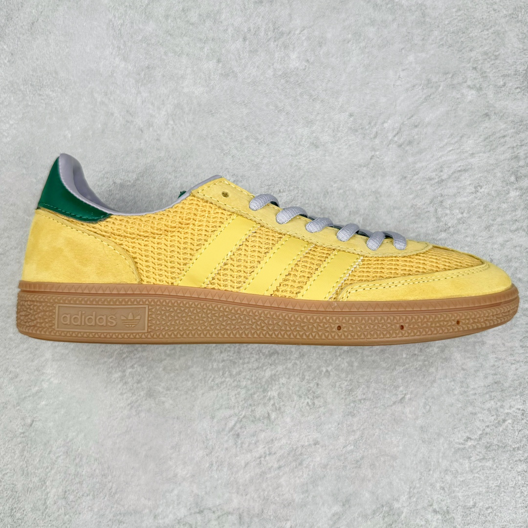 AD Originals Handball SPZL 手球运动员系列百搭休闲运动板鞋 II0056 这款来自阿迪达斯的这款HANDBALL SPZL前身是一双手球运动鞋，这一次拿来复刻，所以鞋面的主要色彩选用了黑色， 鞋面外侧除了Spezial字母之外还有三叶草标志。Handball SPZL作为复古手球训练鞋与作为室内足球鞋的Samba有着异曲同工之处，但是质感更为出众的鞋身以及丰富的配色选择比起Samba来讲可以说是更胜一筹了！尺码：36 36⅔ 37⅓ 38 38⅔ 39⅓ 40 40⅔ 41⅓ 42 42⅔ 43⅓ 44 45-选品中心