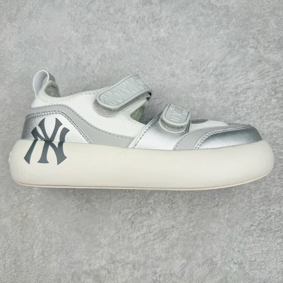 NY美国榄球洋基队New York Yankees x MLB Big Ball Chunky Mask Sandal 系列厚底老爹风魔术贴镂空休闲运动慢凉鞋鞋 MLB以150多年传统的美国职业棒球大联盟为创作蓝本，韩流大热CHUCKY鞋款作基调，特意采用6cm加厚鞋底，并注入多个MLB独有的美式棒球文化的细节设计，打造出时尚外观，尽显独特而强烈的时尚格调。 MLB重新演译美国职业棒球大联盟中的术语「BIG BALL」，特意保留MLB标志性的NY Yankee、LA Dodgers、Boston Red Sox等多队知名棒球队Logo，以「Mega Logo」的形式展现在鞋面设计上。MLB老爹鞋具有耐用的柔软鞋面和厚实的弹性鞋垫，提供舒适的抓地力。与传统的老爹鞋不同，它看起来感觉很重，其实很舒适轻巧。采用的6cm高的鞋垫，也具有长腿效果。尺码：35 36 36.5 37.5 38 38.5 39 40 40.5 41 42 42.5 43 44 44.5 45-选品中心