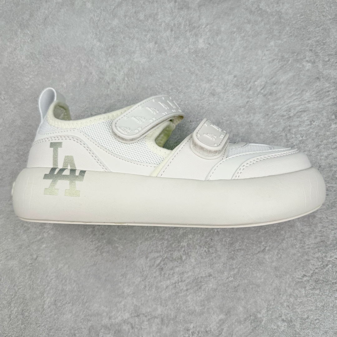 NY美国榄球洋基队New York Yankees x MLB Big Ball Chunky Mask Sandal 系列厚底老爹风魔术贴镂空休闲运动慢凉鞋鞋 MLB以150多年传统的美国职业棒球大联盟为创作蓝本，韩流大热CHUCKY鞋款作基调，特意采用6cm加厚鞋底，并注入多个MLB独有的美式棒球文化的细节设计，打造出时尚外观，尽显独特而强烈的时尚格调。 MLB重新演译美国职业棒球大联盟中的术语「BIG BALL」，特意保留MLB标志性的NY Yankee、LA Dodgers、Boston Red Sox等多队知名棒球队Logo，以「Mega Logo」的形式展现在鞋面设计上。MLB老爹鞋具有耐用的柔软鞋面和厚实的弹性鞋垫，提供舒适的抓地力。与传统的老爹鞋不同，它看起来感觉很重，其实很舒适轻巧。采用的6cm高的鞋垫，也具有长腿效果。尺码：35 36 36.5 37.5 38 38.5 39 40 40.5 41 42 42.5 43 44 44.5 45-选品中心