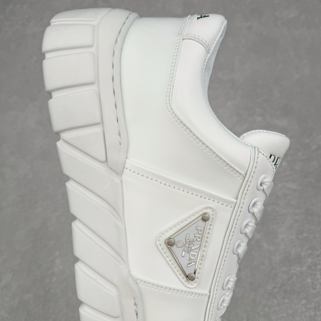 图片[6]-𝐏𝐑𝐀𝐃𝐀 普拉达春夏系列 专柜新款厚底松糕运动鞋系列外形是廓形设计 轮廓类似麦昆 厚底 鞋头饱满 宽版设计 底子是软弹那种 非常非常舒适 又觉得白色既运动 又可以休闲商务 日常便鞋最合适不过了 将艺术家Peterdepotter创作的标语纹样应用到鞋身设计加上了著名三角形徽标格外好看目普拉达 鞋面：布料进口防水降落伞 大底：TPU发泡大底 内里：进口羊皮内里 全新官方一致全套包装 尺码：35 36 37 38 39 40 41 42 43 44 45-选品中心