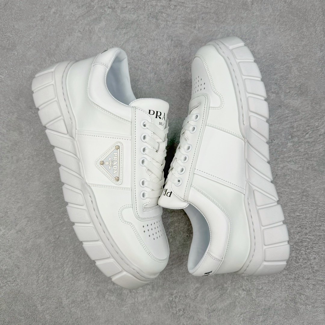图片[3]-𝐏𝐑𝐀𝐃𝐀 普拉达春夏系列 专柜新款厚底松糕运动鞋系列外形是廓形设计 轮廓类似麦昆 厚底 鞋头饱满 宽版设计 底子是软弹那种 非常非常舒适 又觉得白色既运动 又可以休闲商务 日常便鞋最合适不过了 将艺术家Peterdepotter创作的标语纹样应用到鞋身设计加上了著名三角形徽标格外好看目普拉达 鞋面：布料进口防水降落伞 大底：TPU发泡大底 内里：进口羊皮内里 全新官方一致全套包装 尺码：35 36 37 38 39 40 41 42 43 44 45-选品中心