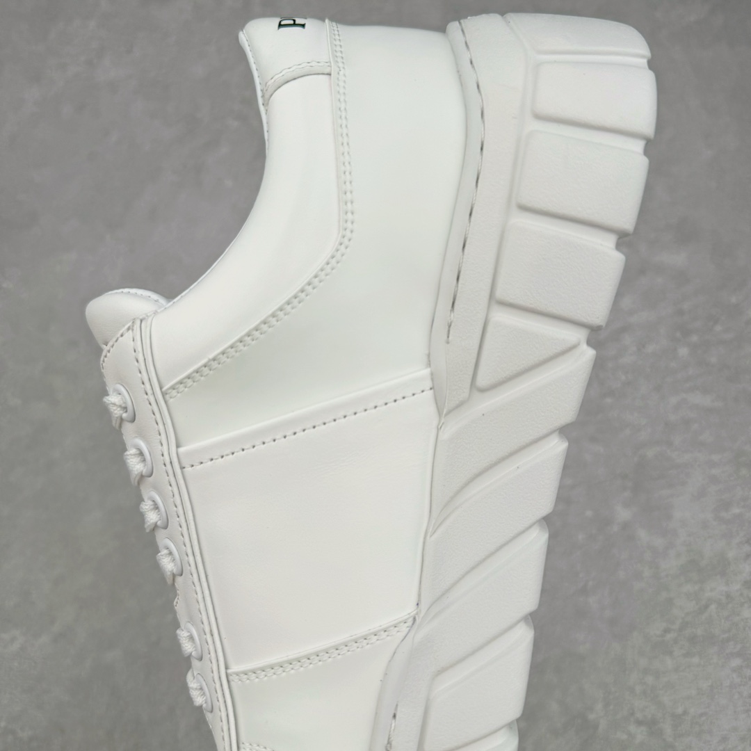 图片[7]-𝐏𝐑𝐀𝐃𝐀 普拉达春夏系列 专柜新款厚底松糕运动鞋系列外形是廓形设计 轮廓类似麦昆 厚底 鞋头饱满 宽版设计 底子是软弹那种 非常非常舒适 又觉得白色既运动 又可以休闲商务 日常便鞋最合适不过了 将艺术家Peterdepotter创作的标语纹样应用到鞋身设计加上了著名三角形徽标格外好看目普拉达 鞋面：布料进口防水降落伞 大底：TPU发泡大底 内里：进口羊皮内里 全新官方一致全套包装 尺码：35 36 37 38 39 40 41 42 43 44 45-选品中心