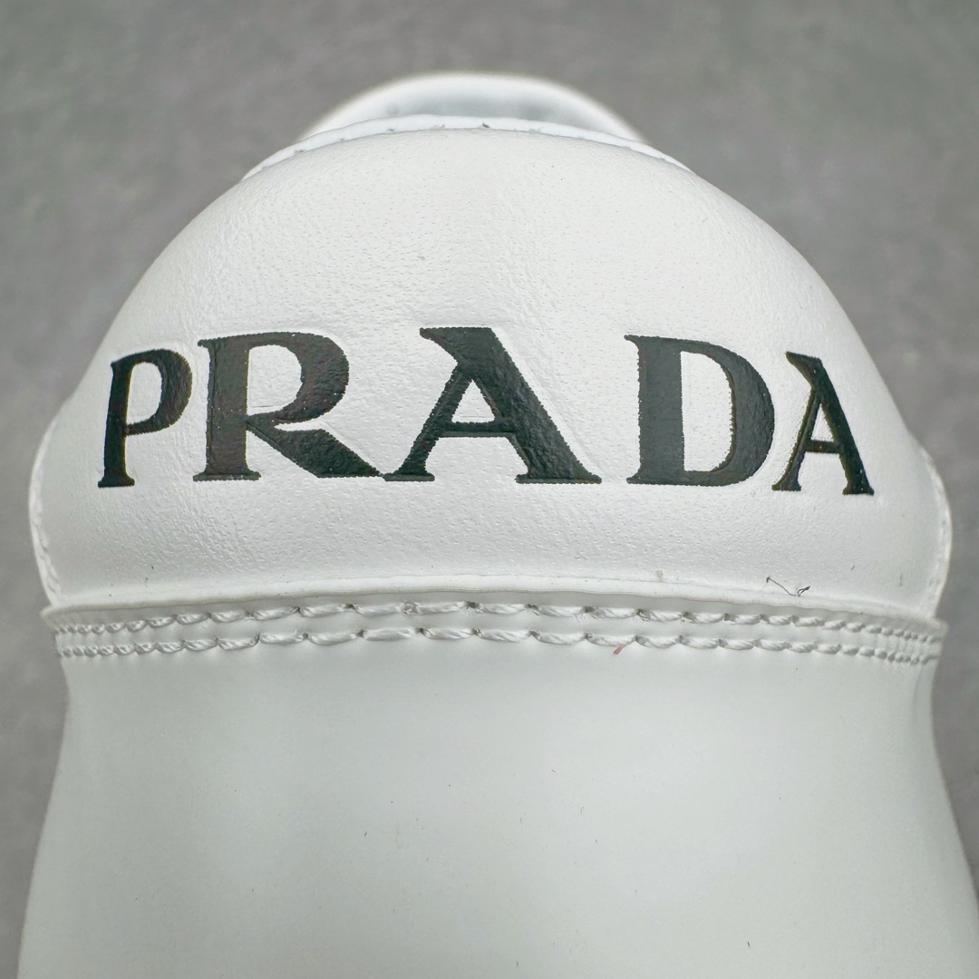 图片[12]-𝐏𝐑𝐀𝐃𝐀 普拉达春夏系列 专柜新款厚底松糕运动鞋系列外形是廓形设计 轮廓类似麦昆 厚底 鞋头饱满 宽版设计 底子是软弹那种 非常非常舒适 又觉得白色既运动 又可以休闲商务 日常便鞋最合适不过了 将艺术家Peterdepotter创作的标语纹样应用到鞋身设计加上了著名三角形徽标格外好看目普拉达 鞋面：布料进口防水降落伞 大底：TPU发泡大底 内里：进口羊皮内里 全新官方一致全套包装 尺码：35 36 37 38 39 40 41 42 43 44 45-选品中心