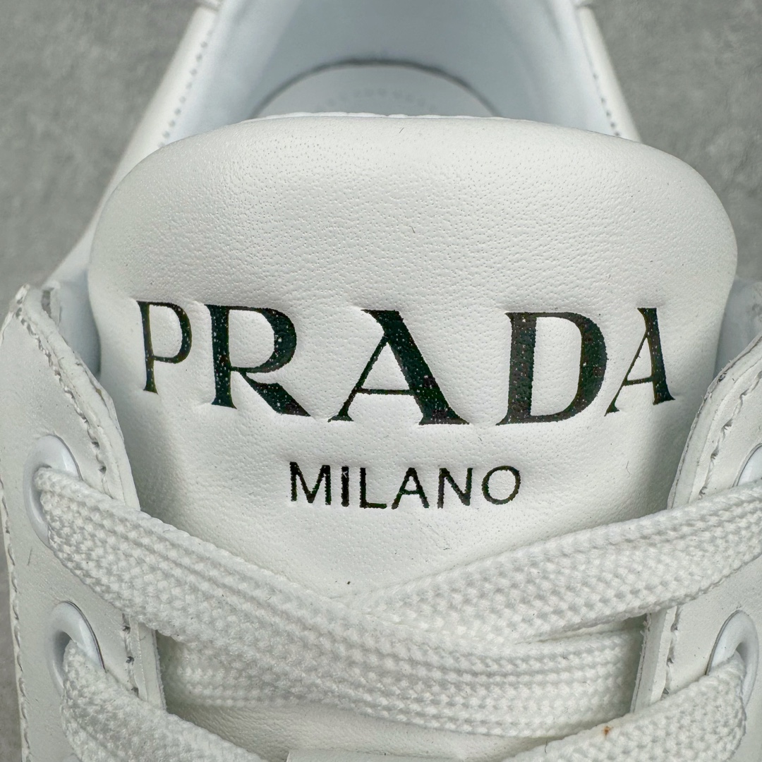 图片[10]-𝐏𝐑𝐀𝐃𝐀 普拉达春夏系列 专柜新款厚底松糕运动鞋系列外形是廓形设计 轮廓类似麦昆 厚底 鞋头饱满 宽版设计 底子是软弹那种 非常非常舒适 又觉得白色既运动 又可以休闲商务 日常便鞋最合适不过了 将艺术家Peterdepotter创作的标语纹样应用到鞋身设计加上了著名三角形徽标格外好看目普拉达 鞋面：布料进口防水降落伞 大底：TPU发泡大底 内里：进口羊皮内里 全新官方一致全套包装 尺码：35 36 37 38 39 40 41 42 43 44 45-选品中心