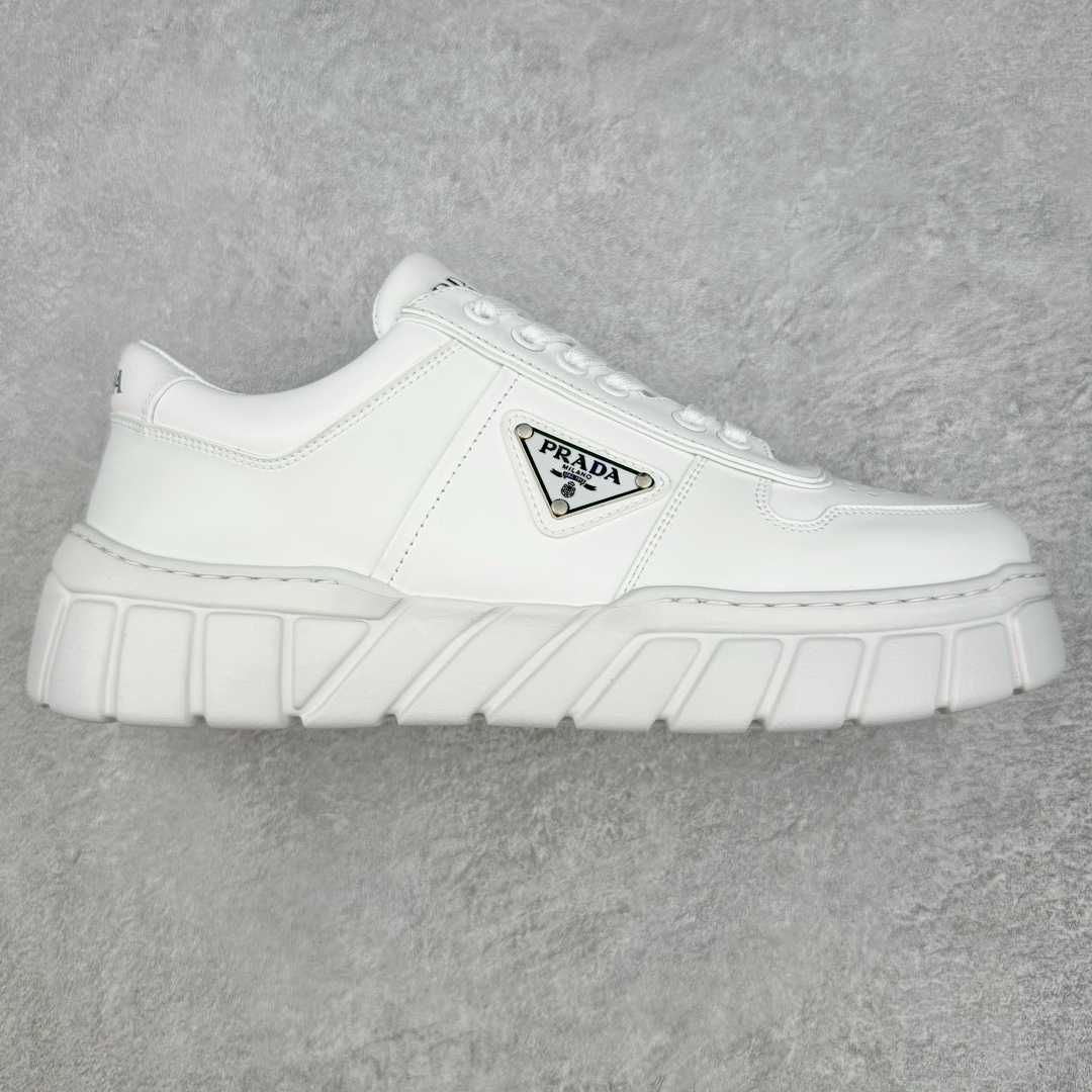 𝐏𝐑𝐀𝐃𝐀 普拉达春夏系列 专柜新款厚底松糕运动鞋系列外形是廓形设计 轮廓类似麦昆 厚底 鞋头饱满 宽版设计 底子是软弹那种 非常非常舒适 又觉得白色既运动 又可以休闲商务 日常便鞋最合适不过了 将艺术家Peterdepotter创作的标语纹样应用到鞋身设计加上了著名三角形徽标格外好看目普拉达 鞋面：布料进口防水降落伞 大底：TPU发泡大底 内里：进口羊皮内里 全新官方一致全套包装 尺码：35 36 37 38 39 40 41 42 43 44 45-选品中心
