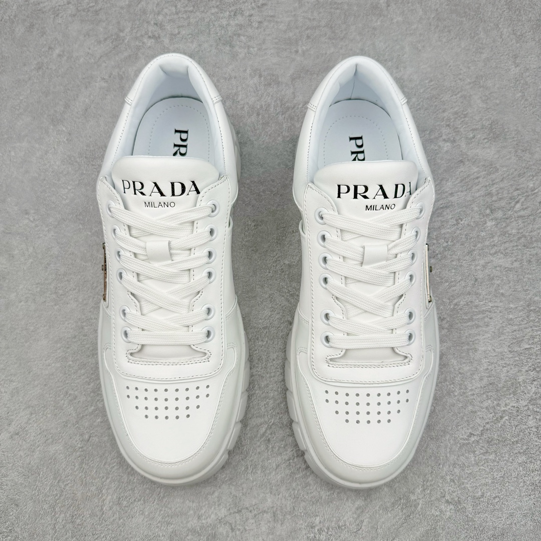 图片[2]-𝐏𝐑𝐀𝐃𝐀 普拉达春夏系列 专柜新款厚底松糕运动鞋系列外形是廓形设计 轮廓类似麦昆 厚底 鞋头饱满 宽版设计 底子是软弹那种 非常非常舒适 又觉得白色既运动 又可以休闲商务 日常便鞋最合适不过了 将艺术家Peterdepotter创作的标语纹样应用到鞋身设计加上了著名三角形徽标格外好看目普拉达 鞋面：布料进口防水降落伞 大底：TPU发泡大底 内里：进口羊皮内里 全新官方一致全套包装 尺码：35 36 37 38 39 40 41 42 43 44 45-选品中心