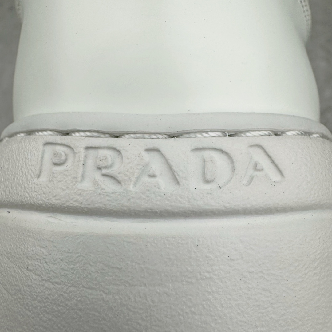 图片[11]-𝐏𝐑𝐀𝐃𝐀 普拉达春夏系列 专柜新款厚底松糕运动鞋系列外形是廓形设计 轮廓类似麦昆 厚底 鞋头饱满 宽版设计 底子是软弹那种 非常非常舒适 又觉得白色既运动 又可以休闲商务 日常便鞋最合适不过了 将艺术家Peterdepotter创作的标语纹样应用到鞋身设计加上了著名三角形徽标格外好看目普拉达 鞋面：布料进口防水降落伞 大底：TPU发泡大底 内里：进口羊皮内里 全新官方一致全套包装 尺码：35 36 37 38 39 40 41 42 43 44 45-选品中心