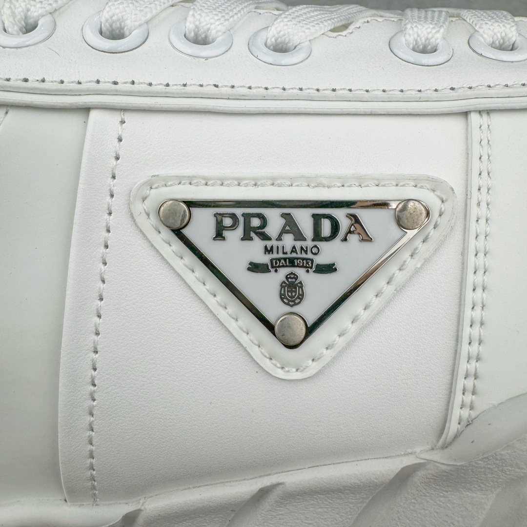 图片[14]-𝐏𝐑𝐀𝐃𝐀 普拉达春夏系列 专柜新款厚底松糕运动鞋系列外形是廓形设计 轮廓类似麦昆 厚底 鞋头饱满 宽版设计 底子是软弹那种 非常非常舒适 又觉得白色既运动 又可以休闲商务 日常便鞋最合适不过了 将艺术家Peterdepotter创作的标语纹样应用到鞋身设计加上了著名三角形徽标格外好看目普拉达 鞋面：布料进口防水降落伞 大底：TPU发泡大底 内里：进口羊皮内里 全新官方一致全套包装 尺码：35 36 37 38 39 40 41 42 43 44 45-选品中心