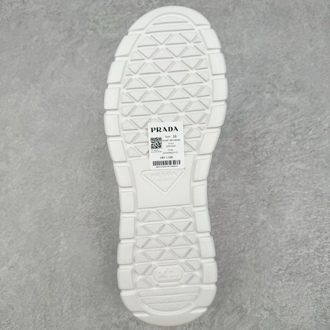 图片[9]-𝐏𝐑𝐀𝐃𝐀 普拉达春夏系列 专柜新款厚底松糕运动鞋系列外形是廓形设计 轮廓类似麦昆 厚底 鞋头饱满 宽版设计 底子是软弹那种 非常非常舒适 又觉得白色既运动 又可以休闲商务 日常便鞋最合适不过了 将艺术家Peterdepotter创作的标语纹样应用到鞋身设计加上了著名三角形徽标格外好看目普拉达 鞋面：布料进口防水降落伞 大底：TPU发泡大底 内里：进口羊皮内里 全新官方一致全套包装 尺码：35 36 37 38 39 40 41 42 43 44 45-选品中心
