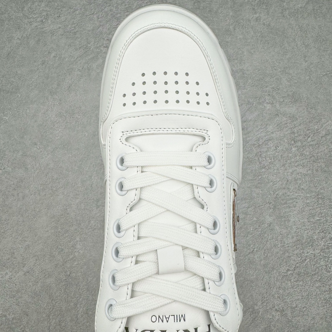 图片[4]-𝐏𝐑𝐀𝐃𝐀 普拉达春夏系列 专柜新款厚底松糕运动鞋系列外形是廓形设计 轮廓类似麦昆 厚底 鞋头饱满 宽版设计 底子是软弹那种 非常非常舒适 又觉得白色既运动 又可以休闲商务 日常便鞋最合适不过了 将艺术家Peterdepotter创作的标语纹样应用到鞋身设计加上了著名三角形徽标格外好看目普拉达 鞋面：布料进口防水降落伞 大底：TPU发泡大底 内里：进口羊皮内里 全新官方一致全套包装 尺码：35 36 37 38 39 40 41 42 43 44 45-选品中心