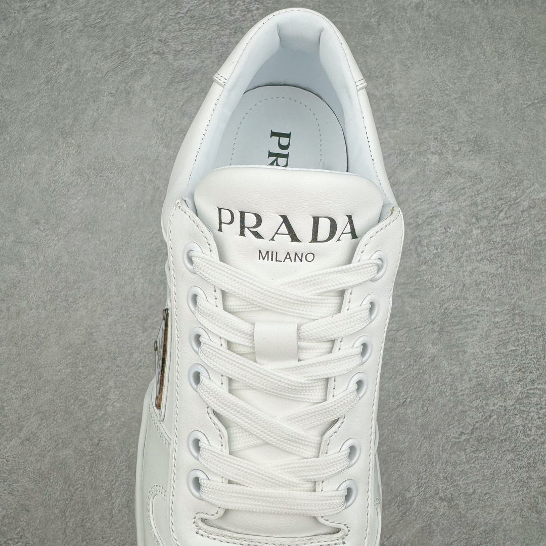 图片[5]-𝐏𝐑𝐀𝐃𝐀 普拉达春夏系列 专柜新款厚底松糕运动鞋系列外形是廓形设计 轮廓类似麦昆 厚底 鞋头饱满 宽版设计 底子是软弹那种 非常非常舒适 又觉得白色既运动 又可以休闲商务 日常便鞋最合适不过了 将艺术家Peterdepotter创作的标语纹样应用到鞋身设计加上了著名三角形徽标格外好看目普拉达 鞋面：布料进口防水降落伞 大底：TPU发泡大底 内里：进口羊皮内里 全新官方一致全套包装 尺码：35 36 37 38 39 40 41 42 43 44 45-选品中心