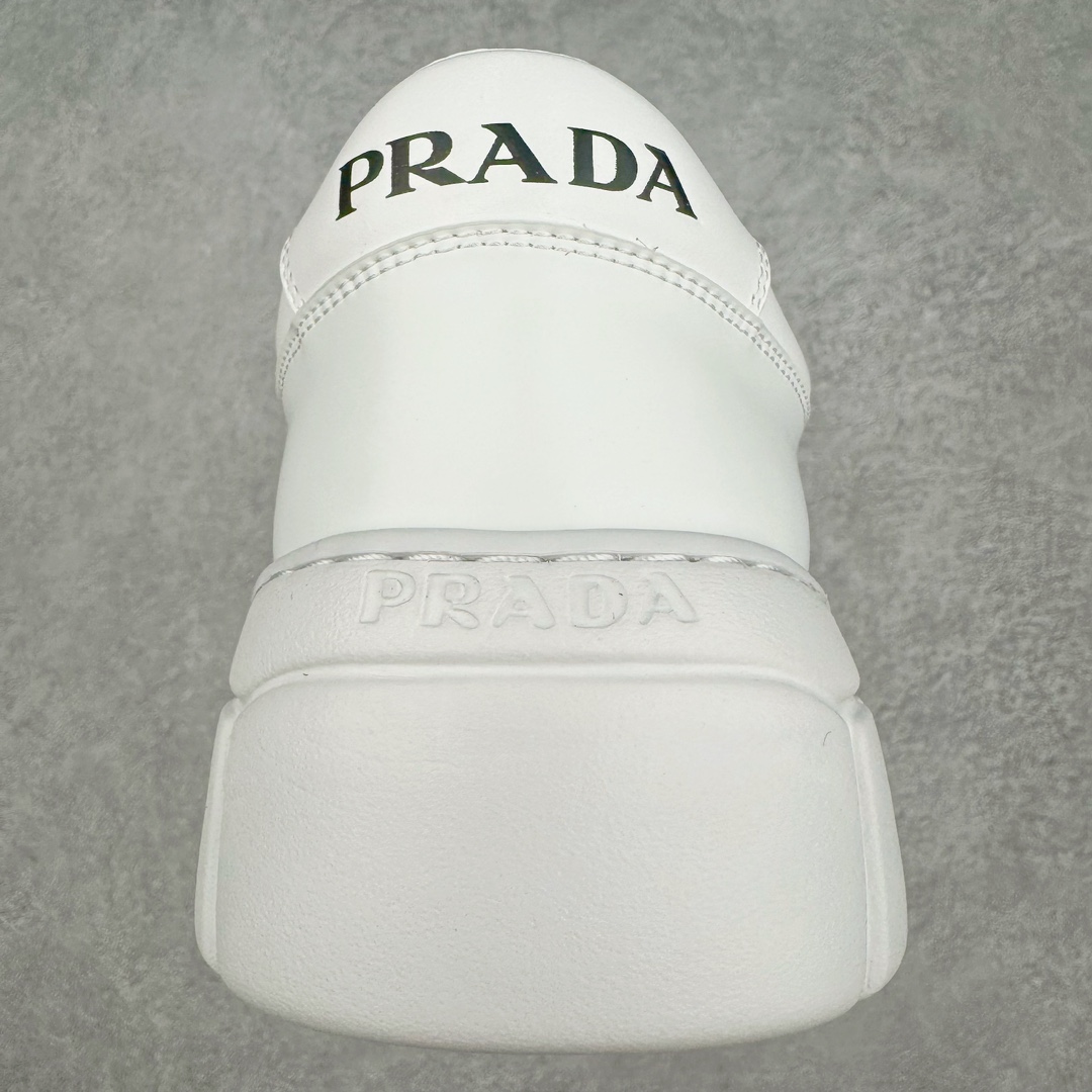 图片[8]-𝐏𝐑𝐀𝐃𝐀 普拉达春夏系列 专柜新款厚底松糕运动鞋系列外形是廓形设计 轮廓类似麦昆 厚底 鞋头饱满 宽版设计 底子是软弹那种 非常非常舒适 又觉得白色既运动 又可以休闲商务 日常便鞋最合适不过了 将艺术家Peterdepotter创作的标语纹样应用到鞋身设计加上了著名三角形徽标格外好看目普拉达 鞋面：布料进口防水降落伞 大底：TPU发泡大底 内里：进口羊皮内里 全新官方一致全套包装 尺码：35 36 37 38 39 40 41 42 43 44 45-选品中心