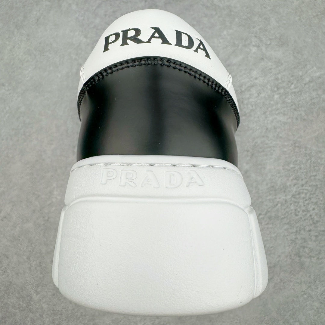 图片[8]-𝐏𝐑𝐀𝐃𝐀 普拉达春夏系列 专柜新款厚底松糕运动鞋系列外形是廓形设计 轮廓类似麦昆 厚底 鞋头饱满 宽版设计 底子是软弹那种 非常非常舒适 又觉得白色既运动 又可以休闲商务 日常便鞋最合适不过了 将艺术家Peterdepotter创作的标语纹样应用到鞋身设计加上了著名三角形徽标格外好看目普拉达 鞋面：布料进口防水降落伞 大底：TPU发泡大底 内里：进口羊皮内里 全新官方一致全套包装 尺码：35 36 37 38 39 40 41 42 43 44 45-选品中心