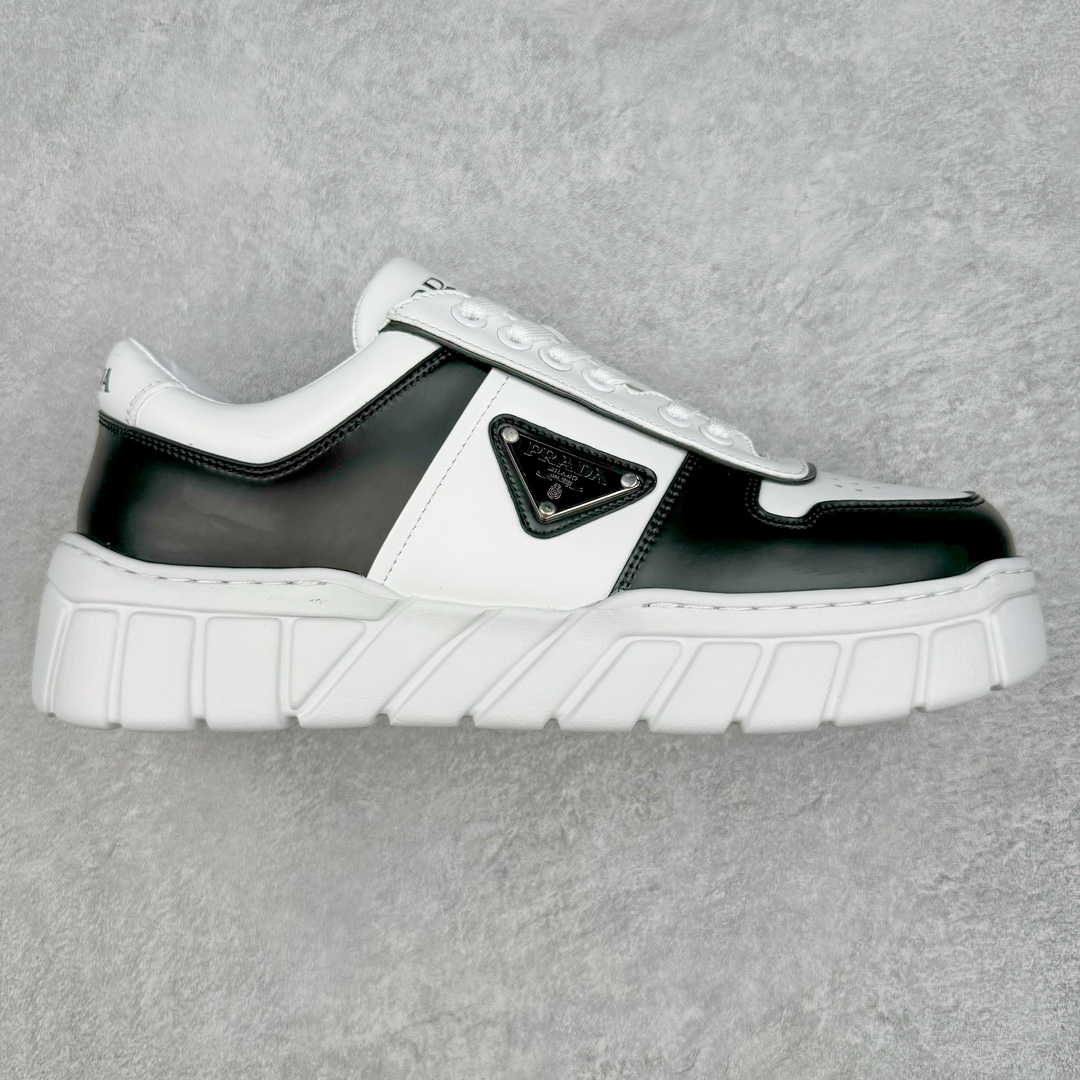 𝐏𝐑𝐀𝐃𝐀 普拉达春夏系列 专柜新款厚底松糕运动鞋系列外形是廓形设计 轮廓类似麦昆 厚底 鞋头饱满 宽版设计 底子是软弹那种 非常非常舒适 又觉得白色既运动 又可以休闲商务 日常便鞋最合适不过了 将艺术家Peterdepotter创作的标语纹样应用到鞋身设计加上了著名三角形徽标格外好看目普拉达 鞋面：布料进口防水降落伞 大底：TPU发泡大底 内里：进口羊皮内里 全新官方一致全套包装 尺码：35 36 37 38 39 40 41 42 43 44 45-选品中心