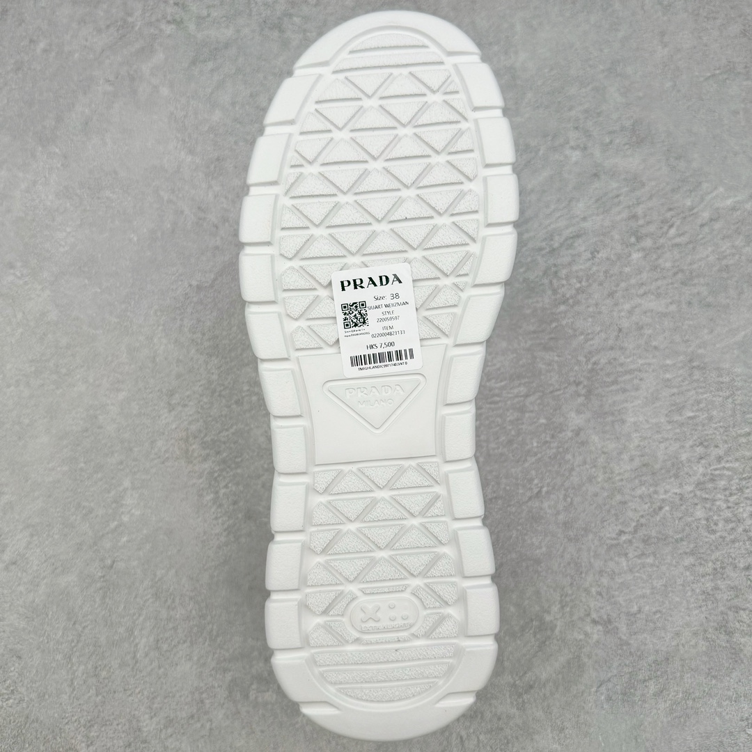 图片[9]-𝐏𝐑𝐀𝐃𝐀 普拉达春夏系列 专柜新款厚底松糕运动鞋系列外形是廓形设计 轮廓类似麦昆 厚底 鞋头饱满 宽版设计 底子是软弹那种 非常非常舒适 又觉得白色既运动 又可以休闲商务 日常便鞋最合适不过了 将艺术家Peterdepotter创作的标语纹样应用到鞋身设计加上了著名三角形徽标格外好看目普拉达 鞋面：布料进口防水降落伞 大底：TPU发泡大底 内里：进口羊皮内里 全新官方一致全套包装 尺码：35 36 37 38 39 40 41 42 43 44 45-选品中心