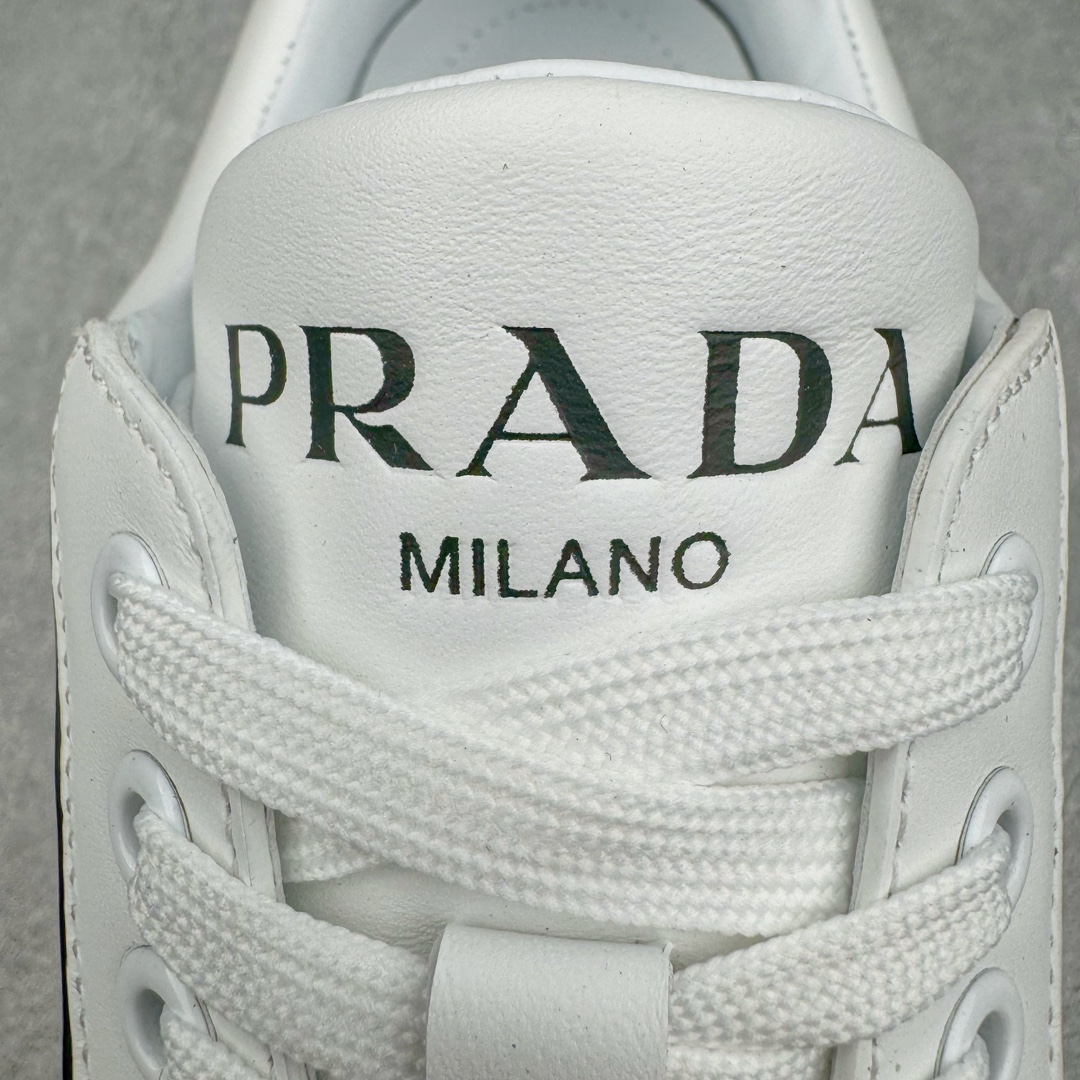 图片[10]-𝐏𝐑𝐀𝐃𝐀 普拉达春夏系列 专柜新款厚底松糕运动鞋系列外形是廓形设计 轮廓类似麦昆 厚底 鞋头饱满 宽版设计 底子是软弹那种 非常非常舒适 又觉得白色既运动 又可以休闲商务 日常便鞋最合适不过了 将艺术家Peterdepotter创作的标语纹样应用到鞋身设计加上了著名三角形徽标格外好看目普拉达 鞋面：布料进口防水降落伞 大底：TPU发泡大底 内里：进口羊皮内里 全新官方一致全套包装 尺码：35 36 37 38 39 40 41 42 43 44 45-选品中心