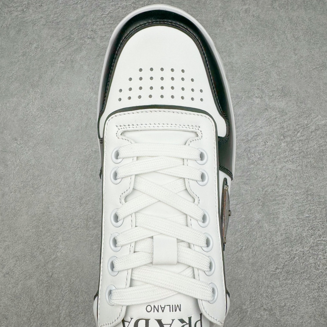 图片[4]-𝐏𝐑𝐀𝐃𝐀 普拉达春夏系列 专柜新款厚底松糕运动鞋系列外形是廓形设计 轮廓类似麦昆 厚底 鞋头饱满 宽版设计 底子是软弹那种 非常非常舒适 又觉得白色既运动 又可以休闲商务 日常便鞋最合适不过了 将艺术家Peterdepotter创作的标语纹样应用到鞋身设计加上了著名三角形徽标格外好看目普拉达 鞋面：布料进口防水降落伞 大底：TPU发泡大底 内里：进口羊皮内里 全新官方一致全套包装 尺码：35 36 37 38 39 40 41 42 43 44 45-选品中心