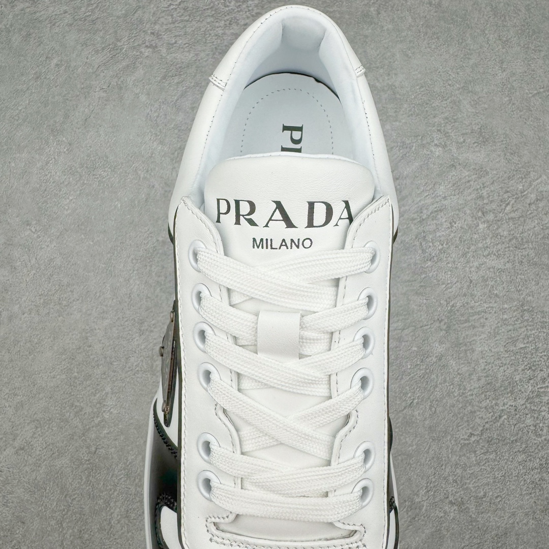 图片[5]-𝐏𝐑𝐀𝐃𝐀 普拉达春夏系列 专柜新款厚底松糕运动鞋系列外形是廓形设计 轮廓类似麦昆 厚底 鞋头饱满 宽版设计 底子是软弹那种 非常非常舒适 又觉得白色既运动 又可以休闲商务 日常便鞋最合适不过了 将艺术家Peterdepotter创作的标语纹样应用到鞋身设计加上了著名三角形徽标格外好看目普拉达 鞋面：布料进口防水降落伞 大底：TPU发泡大底 内里：进口羊皮内里 全新官方一致全套包装 尺码：35 36 37 38 39 40 41 42 43 44 45-选品中心