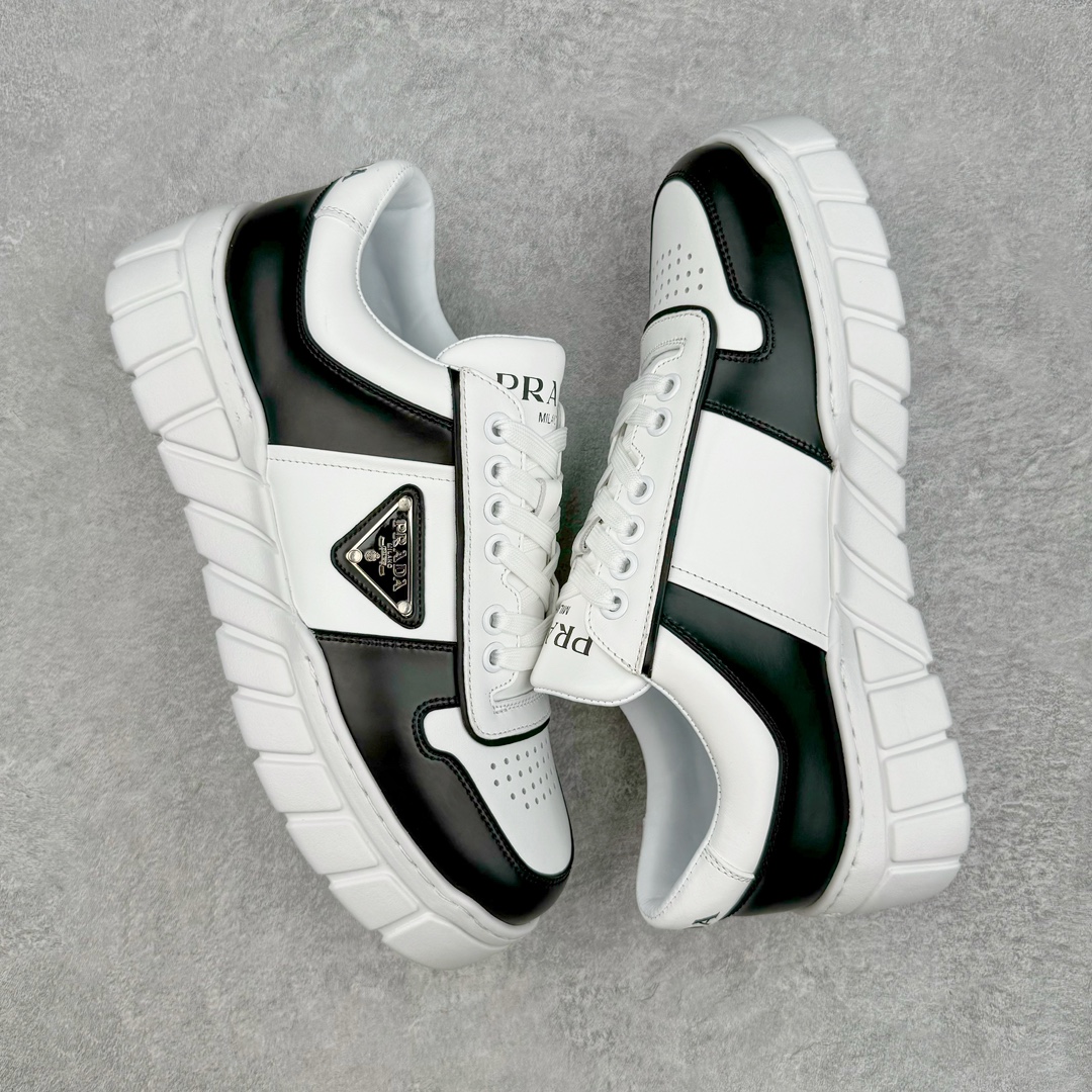 图片[3]-𝐏𝐑𝐀𝐃𝐀 普拉达春夏系列 专柜新款厚底松糕运动鞋系列外形是廓形设计 轮廓类似麦昆 厚底 鞋头饱满 宽版设计 底子是软弹那种 非常非常舒适 又觉得白色既运动 又可以休闲商务 日常便鞋最合适不过了 将艺术家Peterdepotter创作的标语纹样应用到鞋身设计加上了著名三角形徽标格外好看目普拉达 鞋面：布料进口防水降落伞 大底：TPU发泡大底 内里：进口羊皮内里 全新官方一致全套包装 尺码：35 36 37 38 39 40 41 42 43 44 45-选品中心